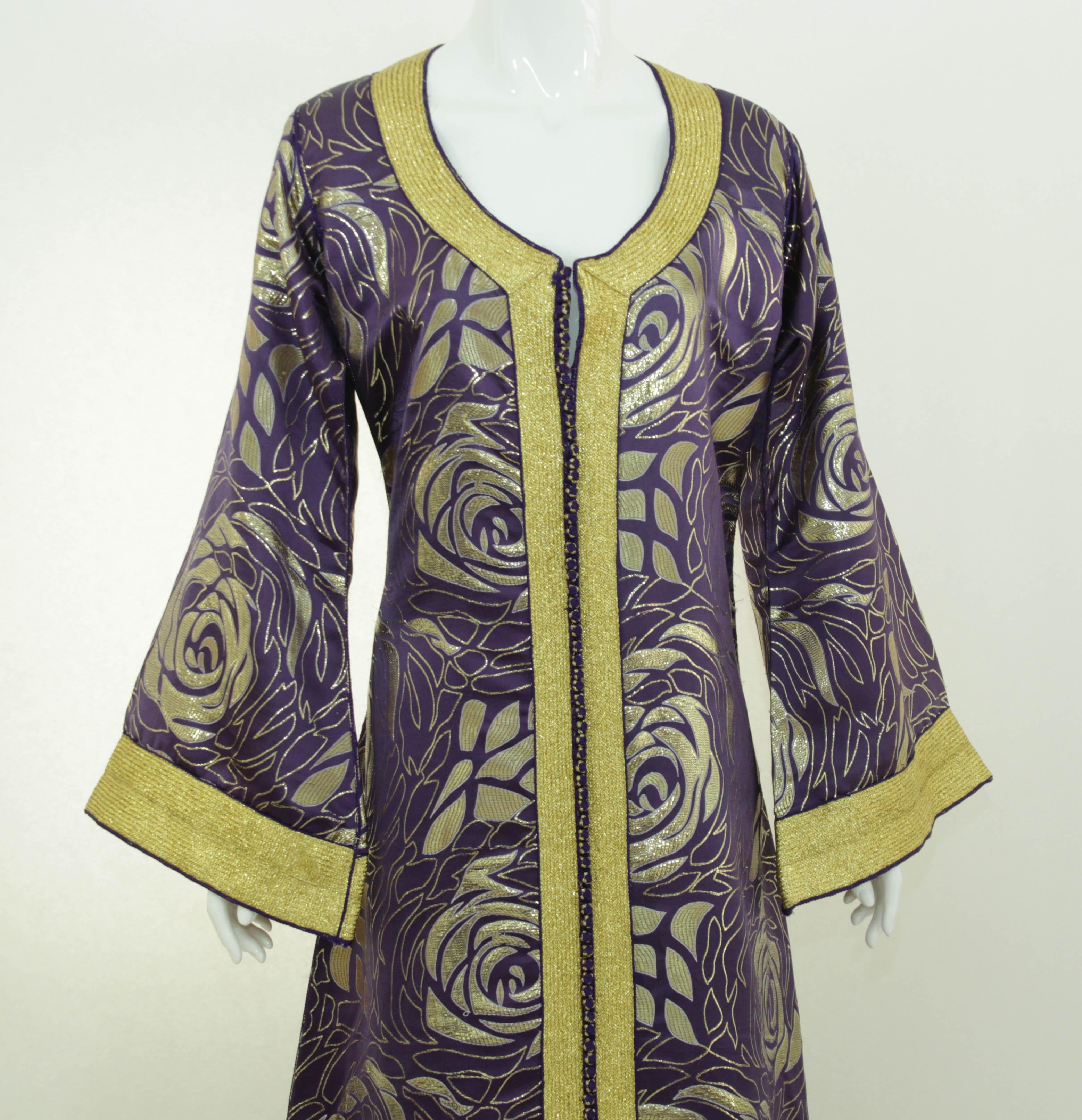 Moroccan Caftan Purple and Gold Damask Embroidered Vintage Kaftan 1960s For Sale 2