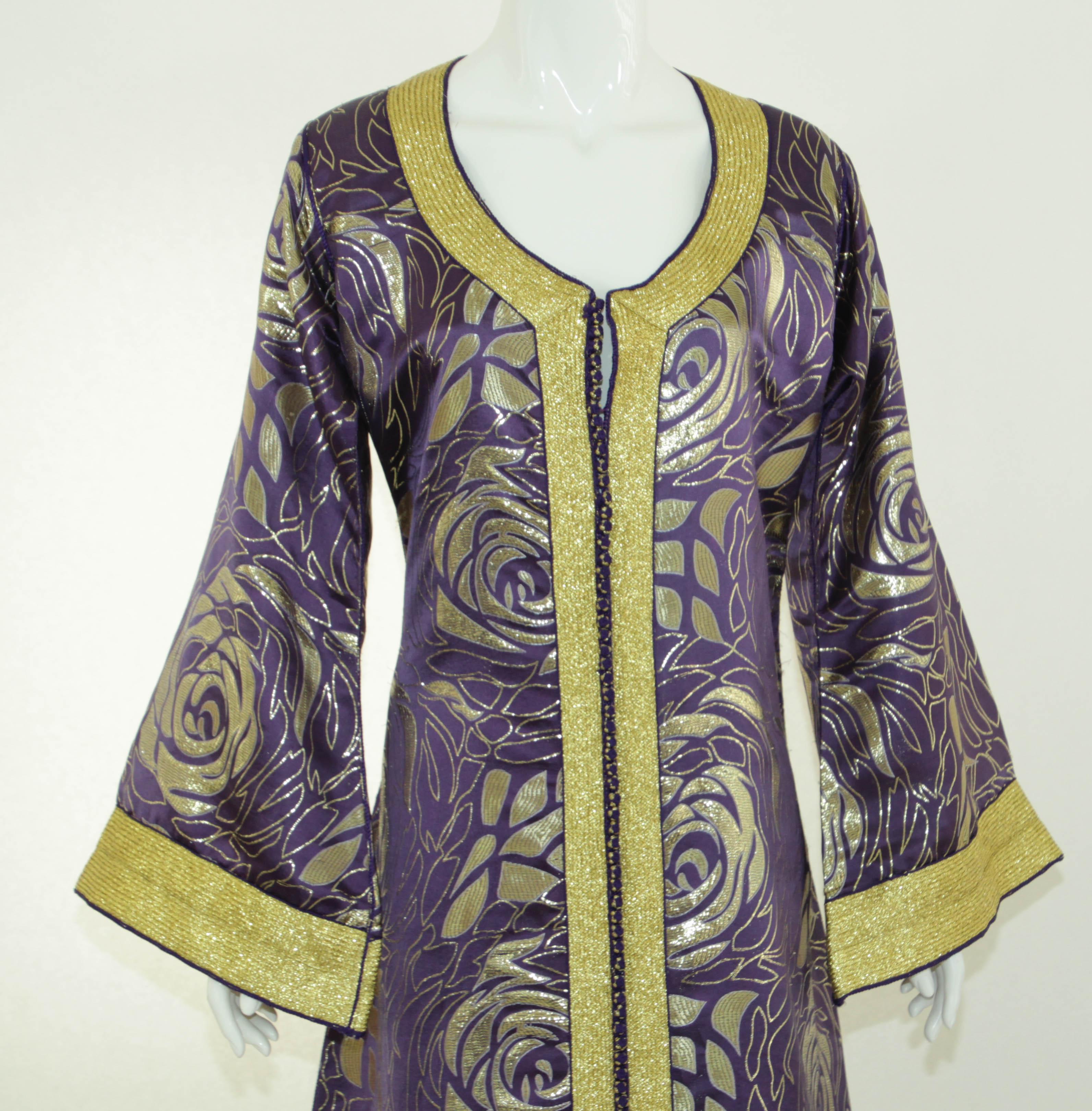 Moroccan Caftan Purple and Gold Damask Embroidered Vintage Kaftan 1960s For Sale 3