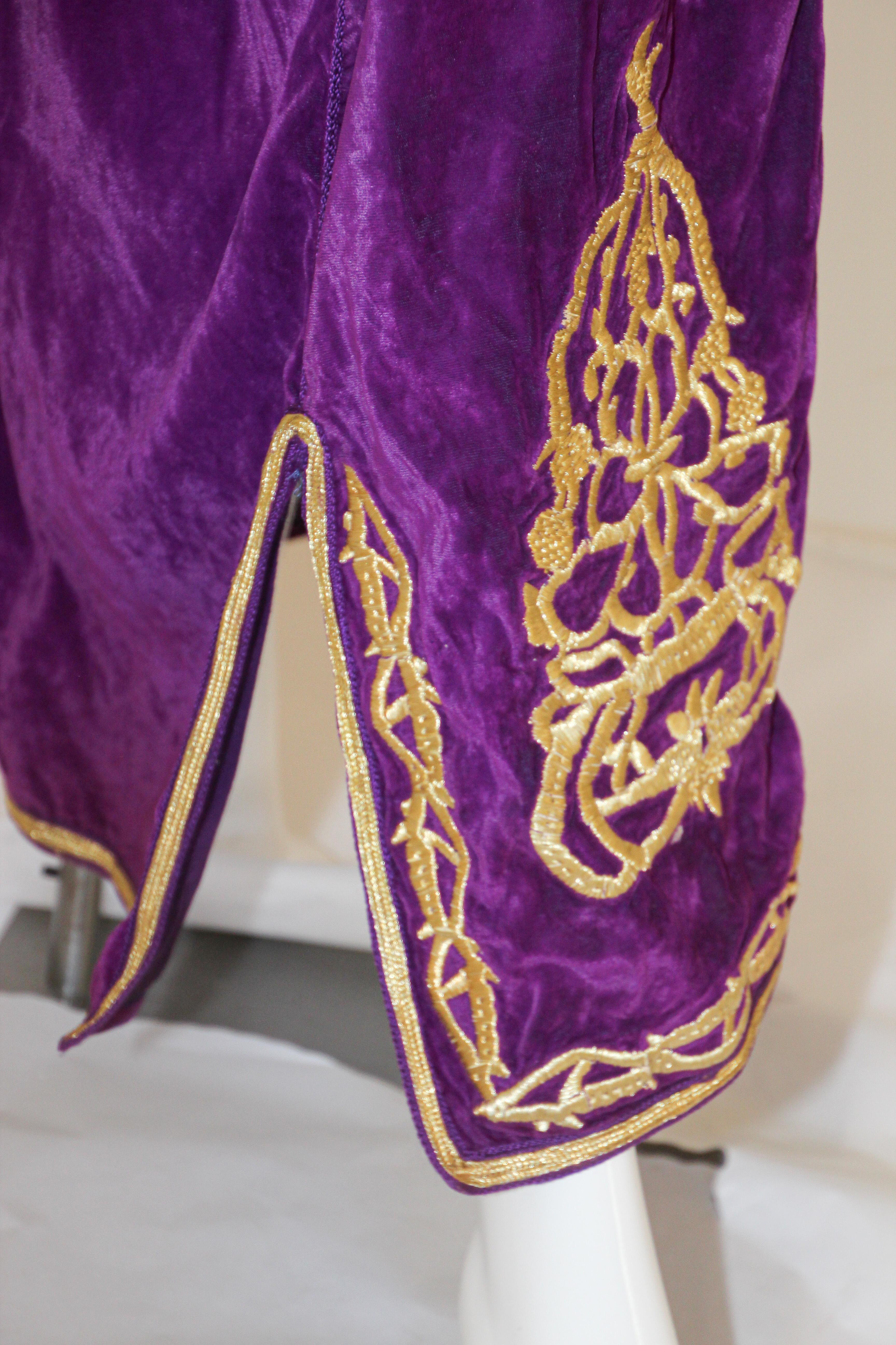 Moroccan Caftan Purple Velvet Embroidered with Gold Kaftan, circa 1970 For Sale 3