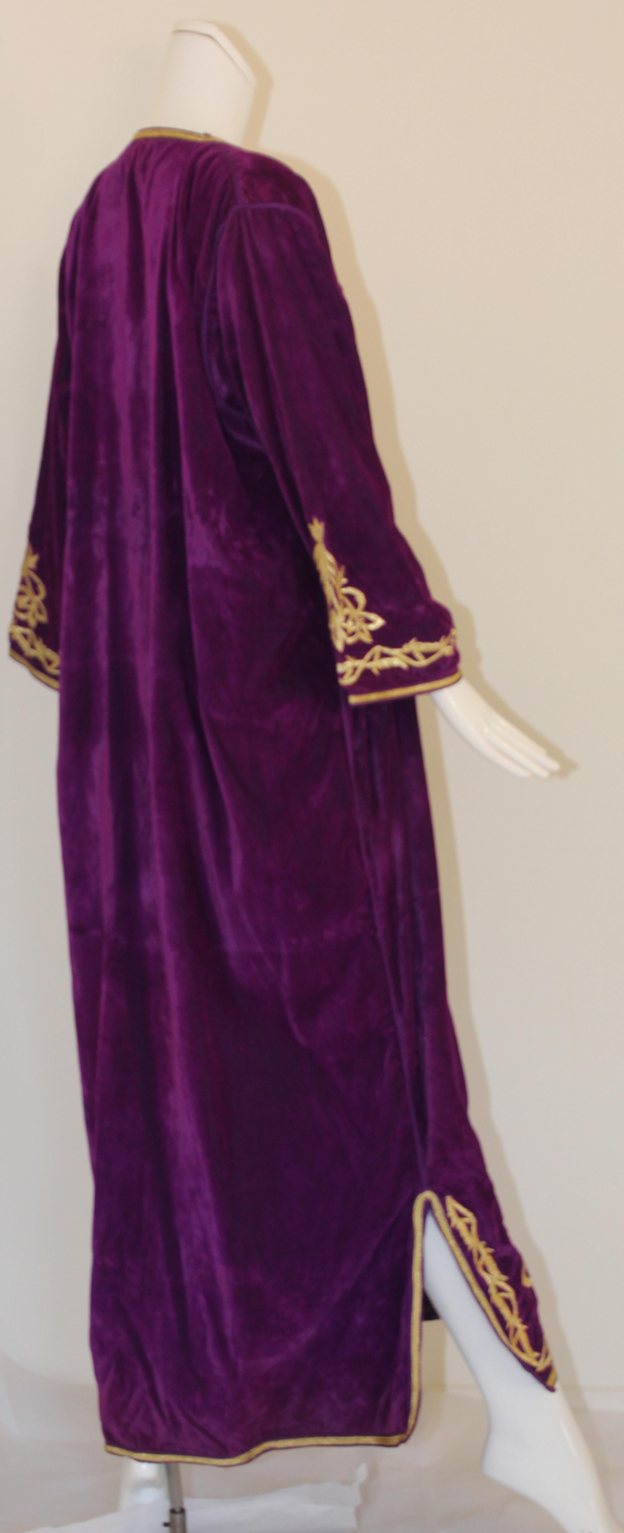 Moroccan Caftan Purple Velvet Embroidered with Gold Kaftan, circa 1970 For Sale 3
