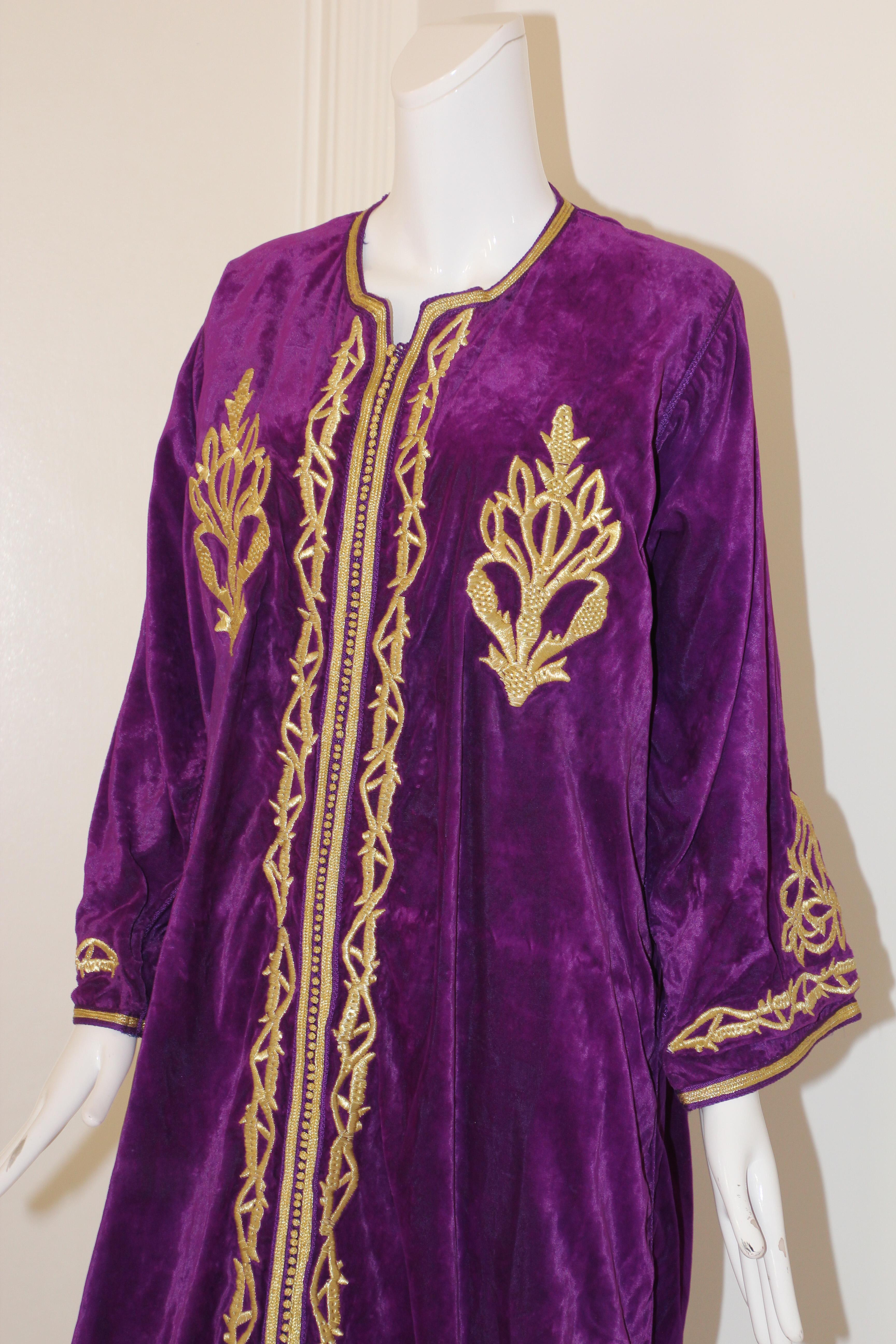 Moroccan Caftan Purple Velvet Embroidered with Gold Kaftan, circa 1970 For Sale 5