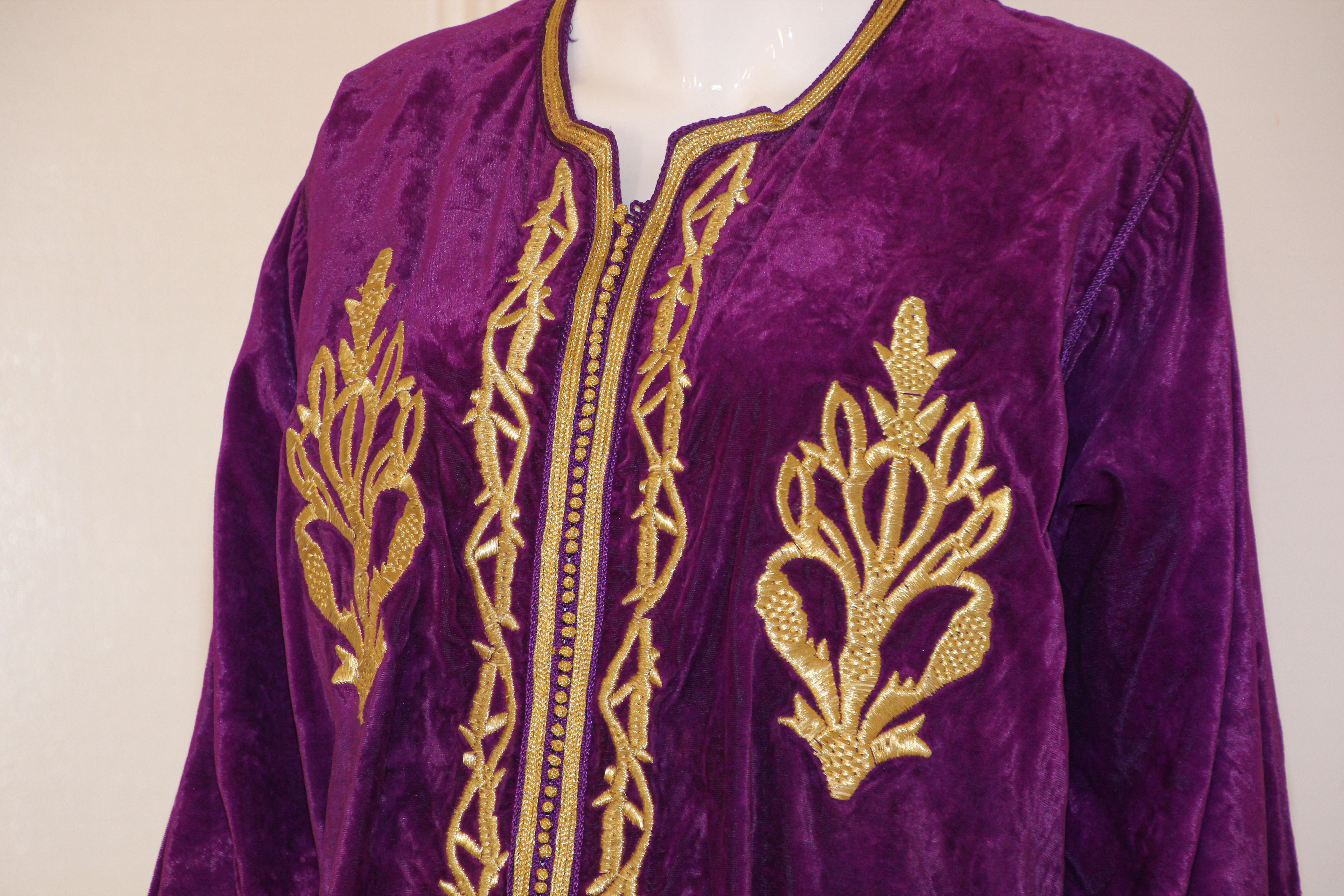 Moroccan Caftan Purple Velvet Embroidered with Gold Kaftan, circa 1970 For Sale 6
