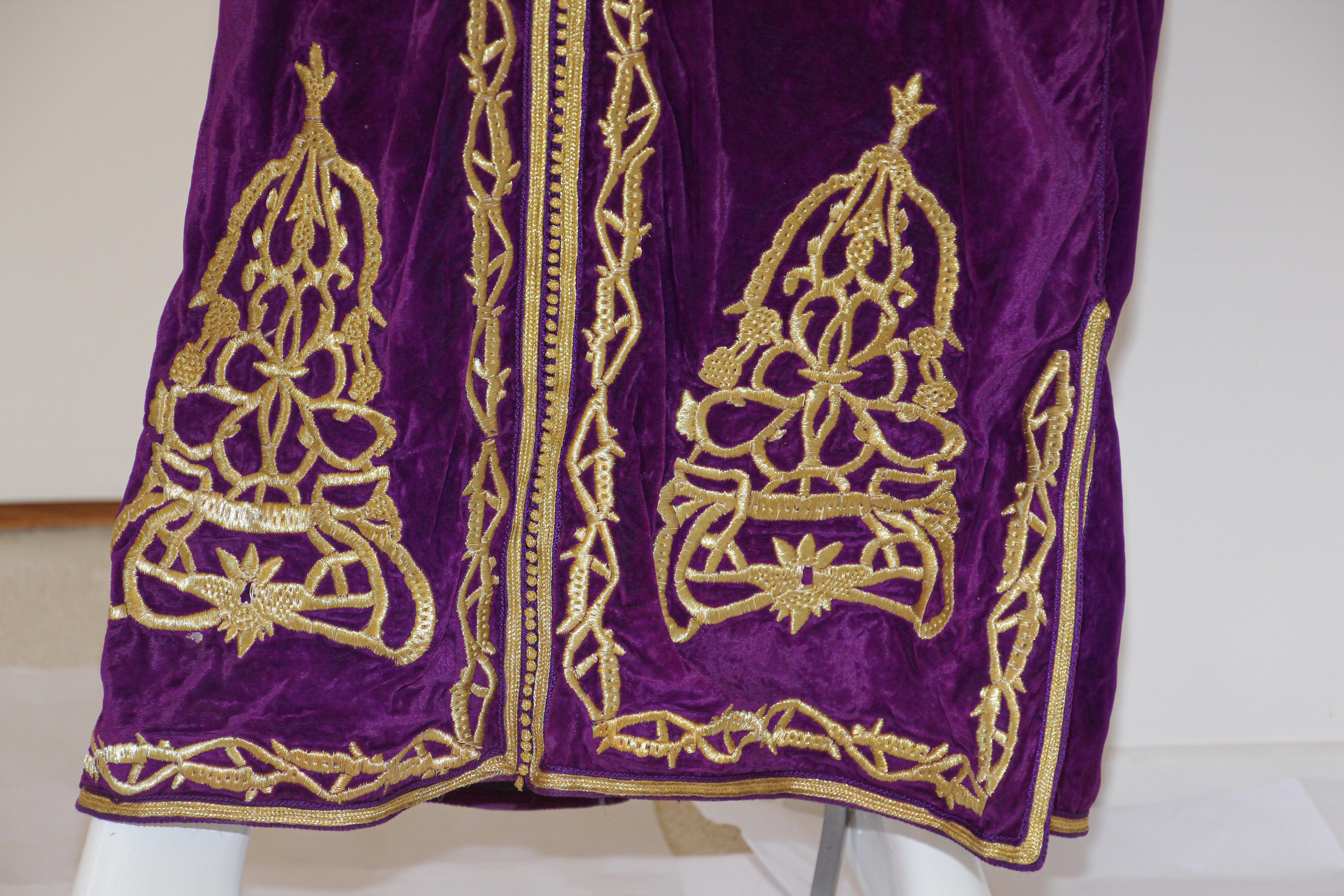 Moroccan Caftan Purple Velvet Embroidered with Gold Kaftan, circa 1970 For Sale 7