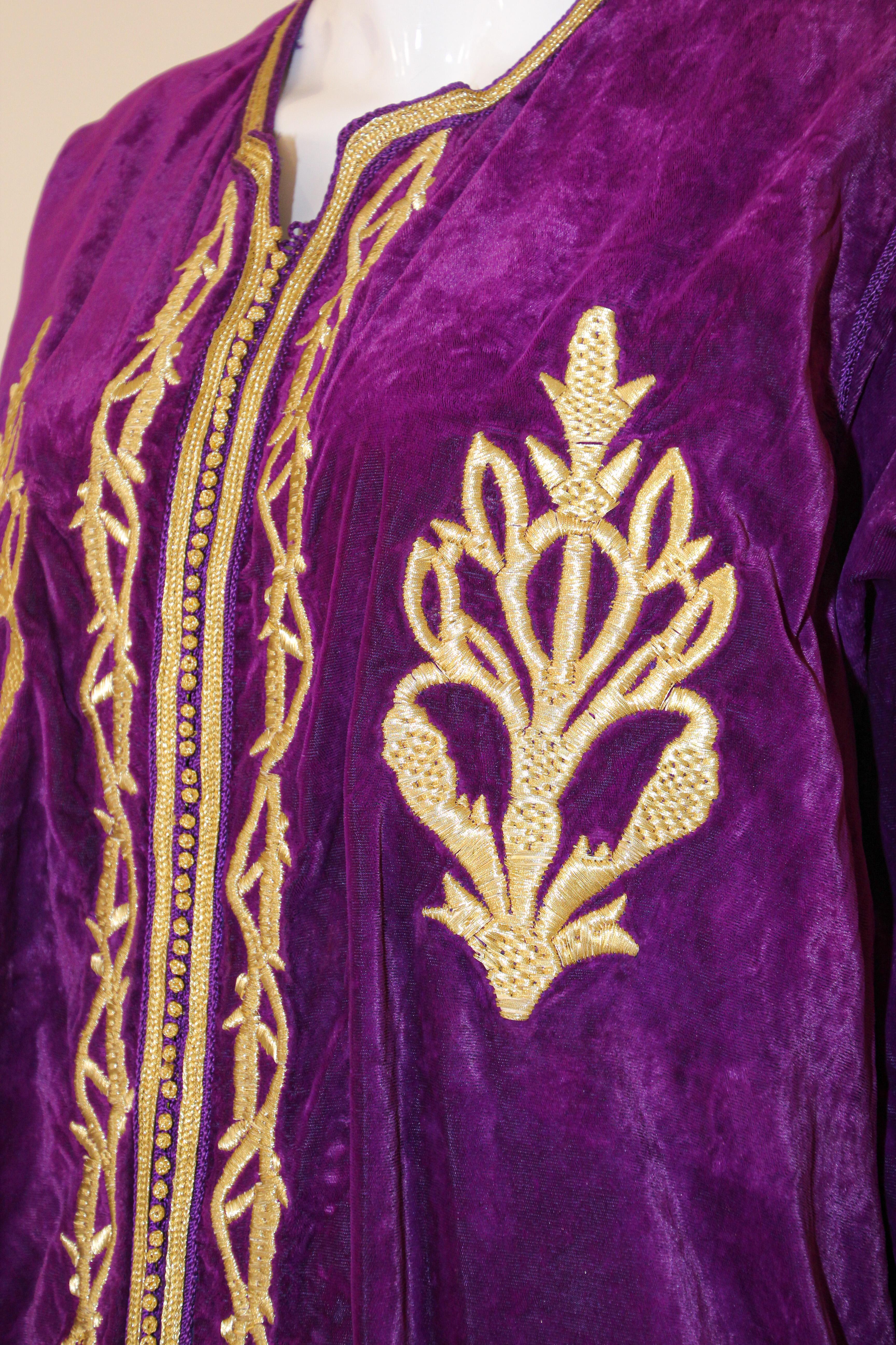 Moroccan Caftan Purple Velvet Embroidered with Gold Kaftan, circa 1970 For Sale 8