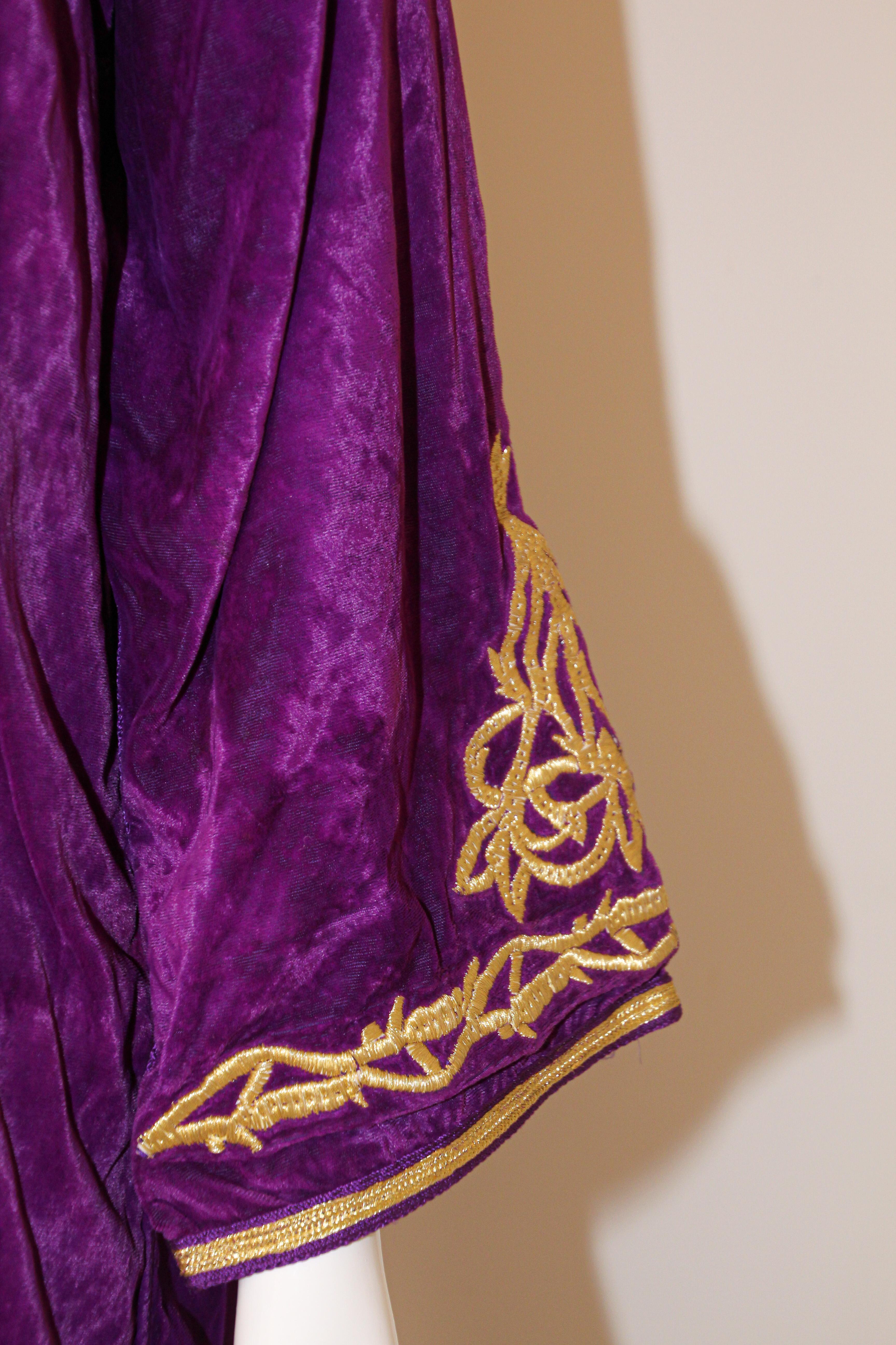 Moroccan Caftan Purple Velvet Embroidered with Gold Kaftan, circa 1970 For Sale 9