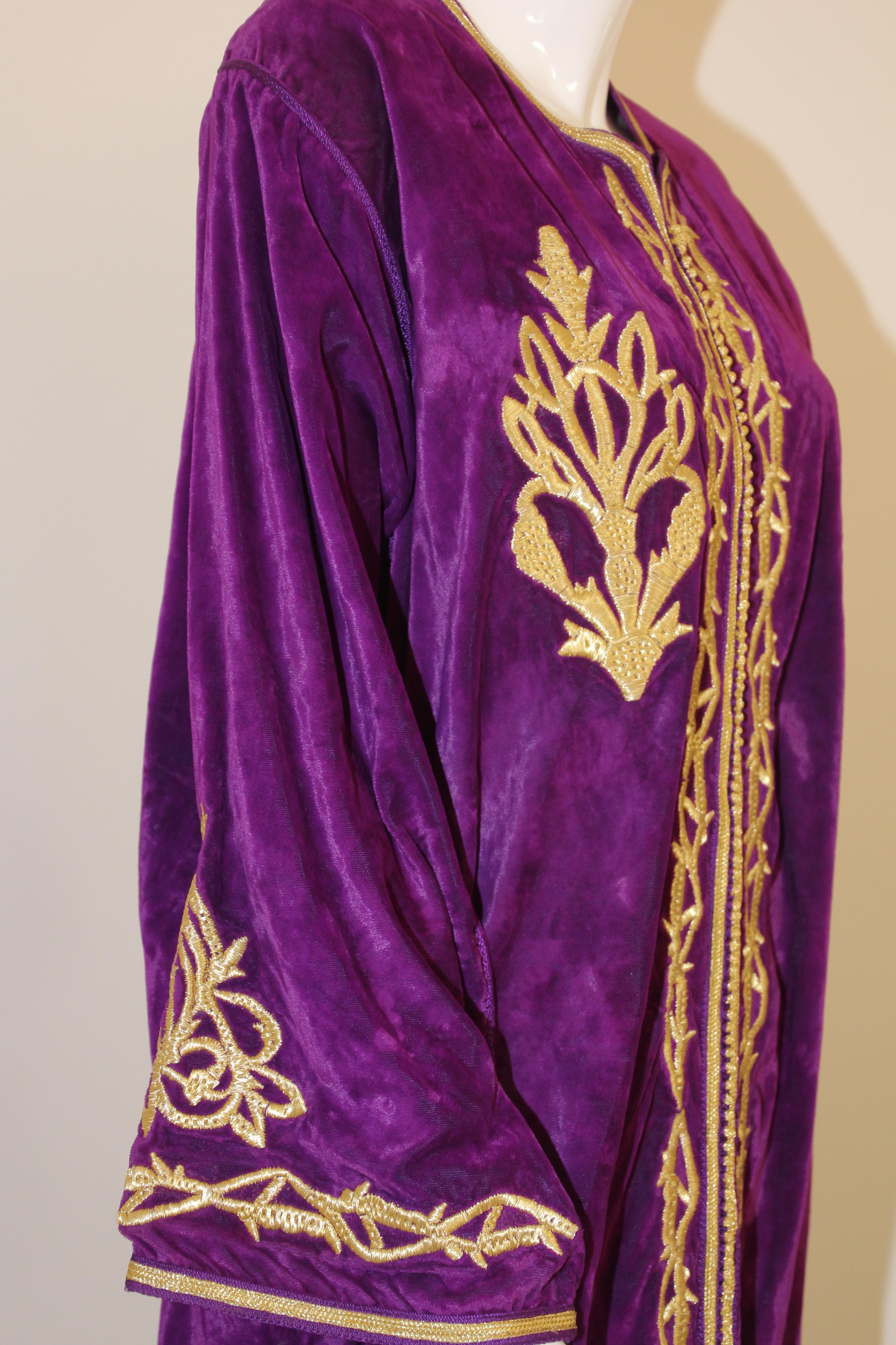 Moroccan Caftan Purple Velvet Embroidered with Gold Kaftan, circa 1970 For Sale 10