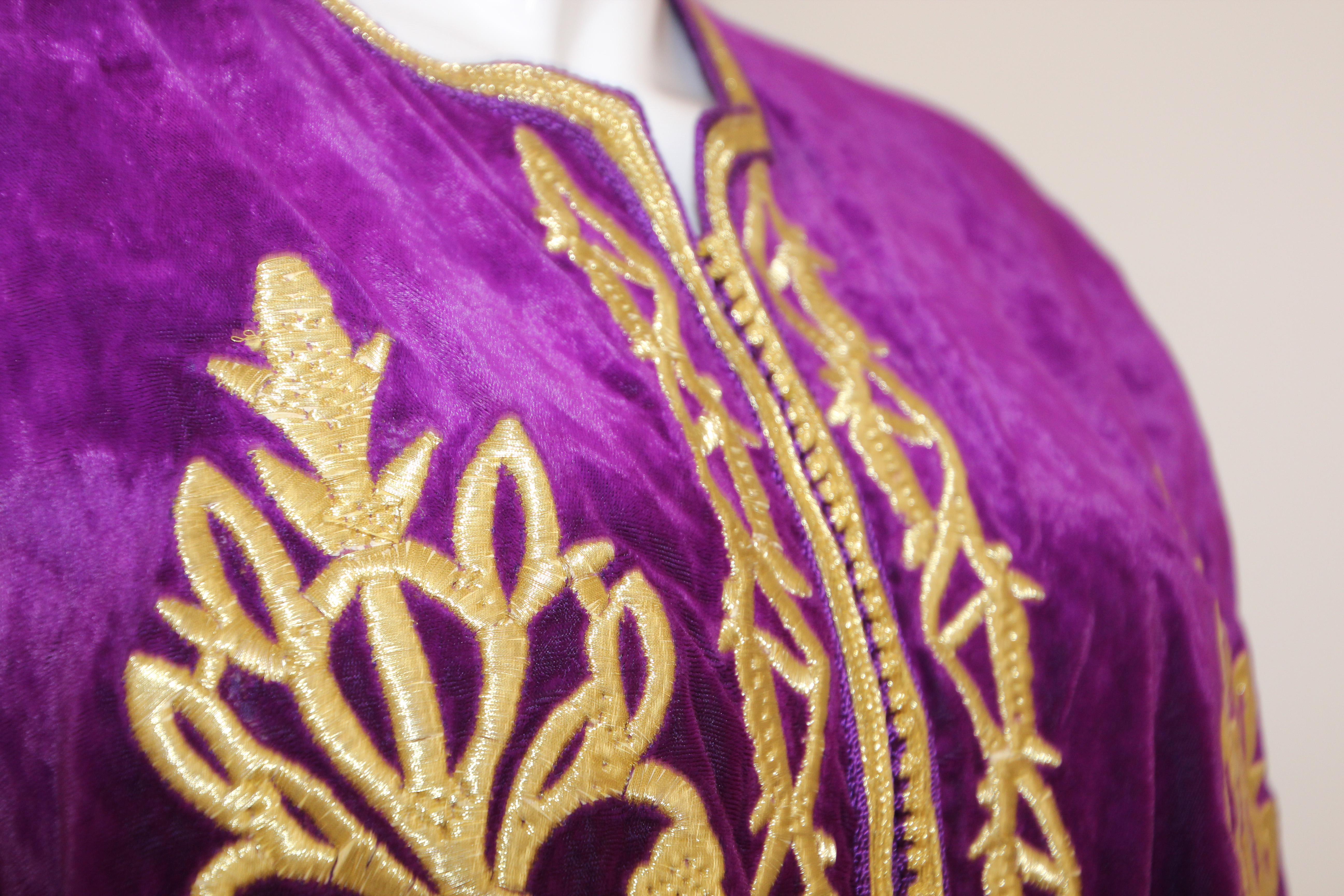Moroccan Caftan Purple Velvet Embroidered with Gold Kaftan, circa 1970 For Sale 11