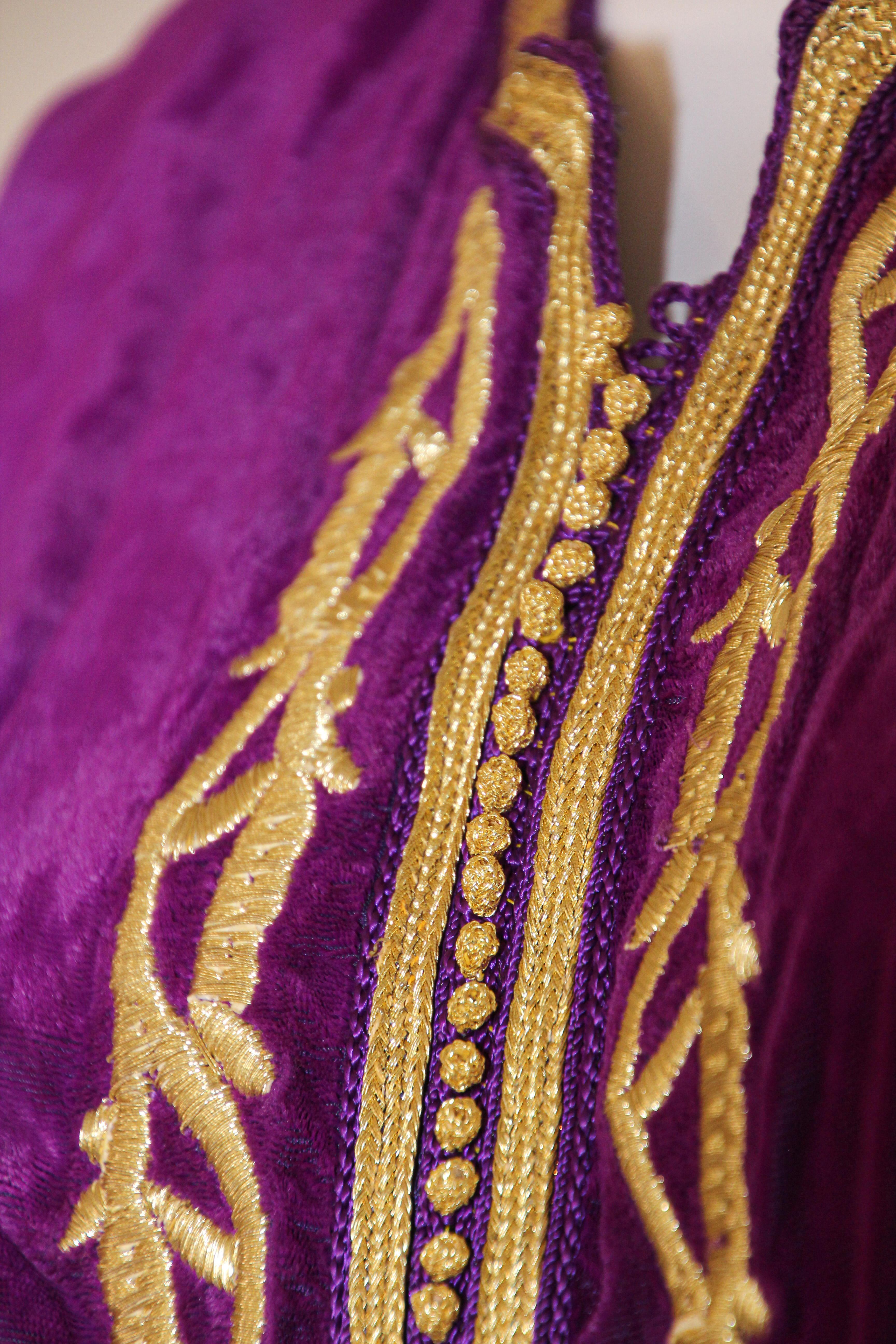 Moroccan Caftan Purple Velvet Embroidered with Gold Kaftan, circa 1970 For Sale 12