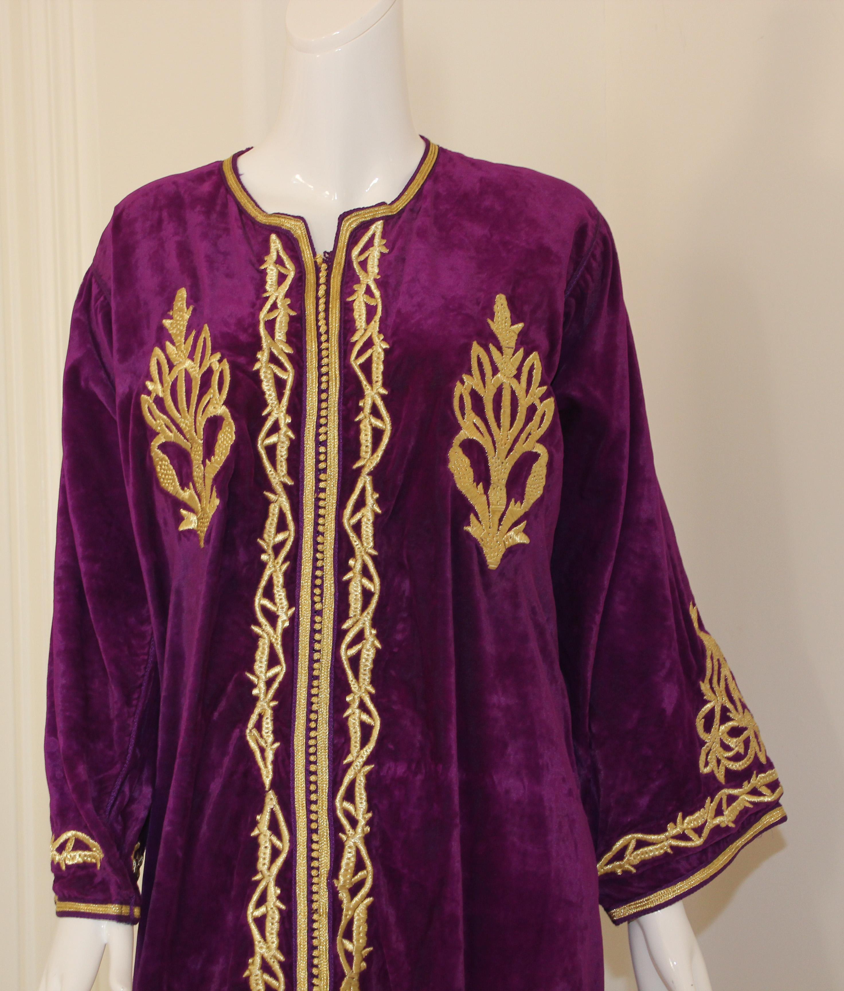 Marokkanischer Kaftan Lila Samt bestickt mit Gold Kaftan, um 1970 (Bestickt) im Angebot