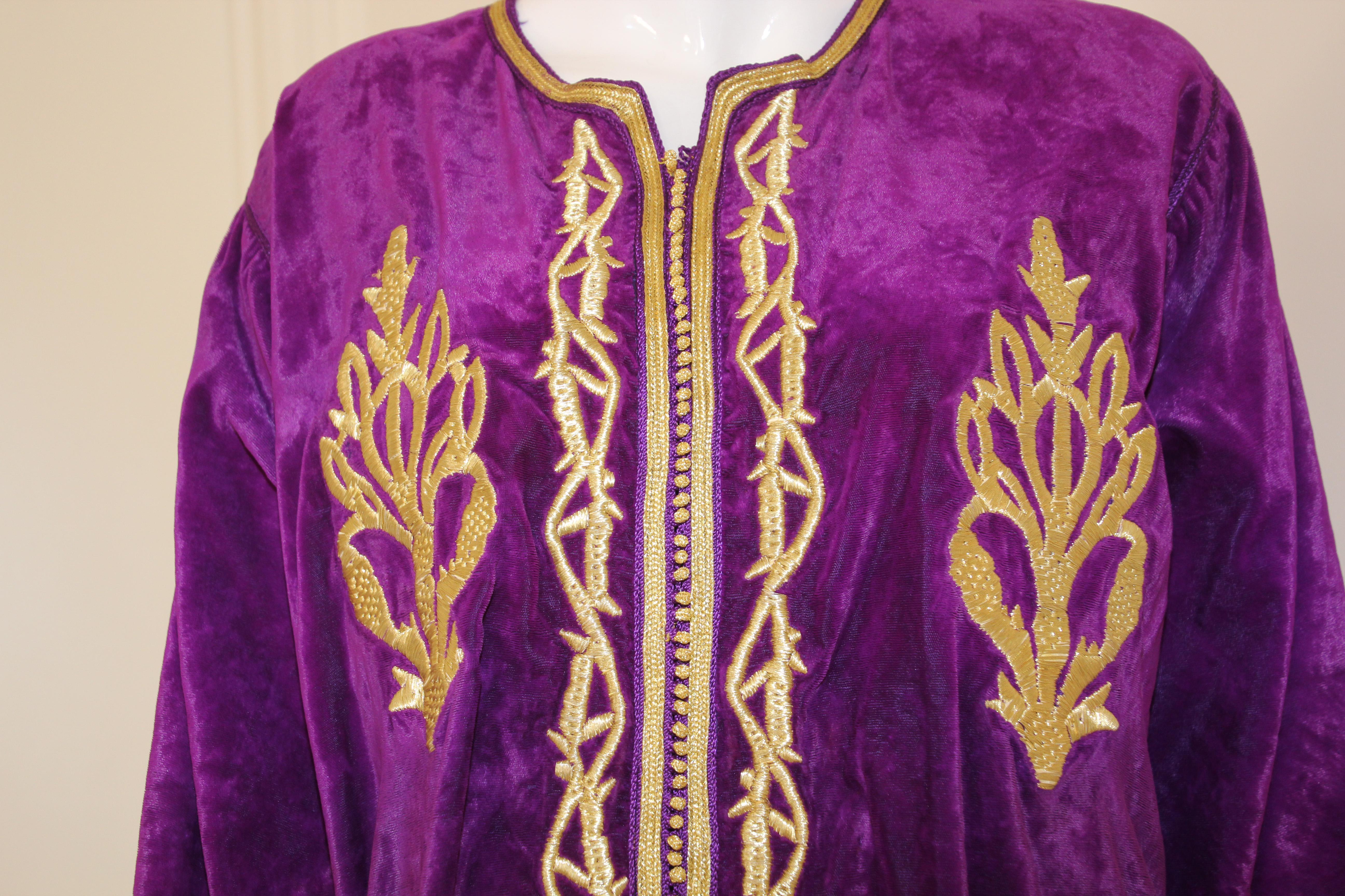 Marokkanischer Kaftan Lila Samt bestickt mit Gold Kaftan, um 1970 im Zustand „Gut“ im Angebot in North Hollywood, CA