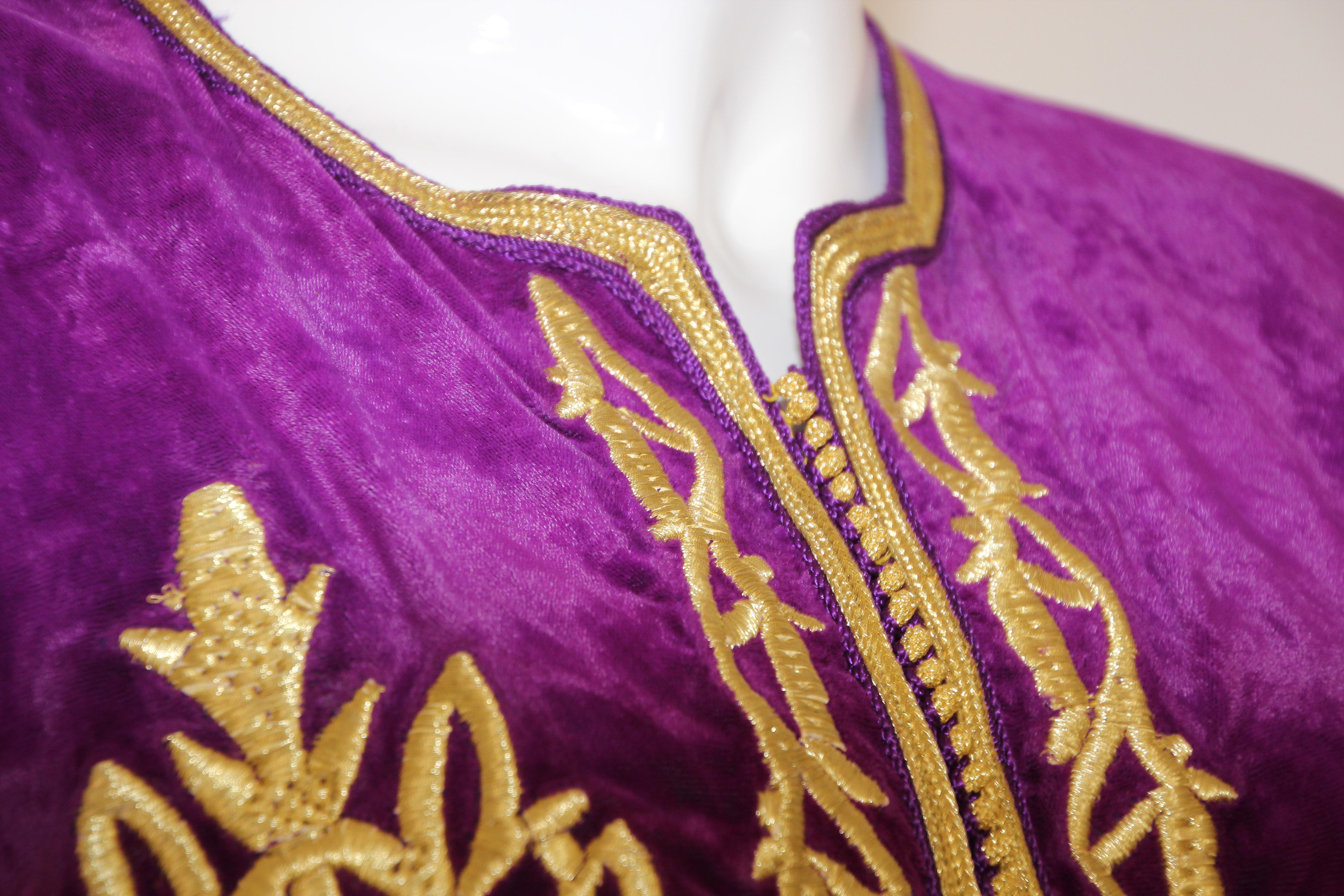 Moroccan Caftan Purple Velvet Embroidered with Gold Kaftan, circa 1970 In Good Condition For Sale In North Hollywood, CA