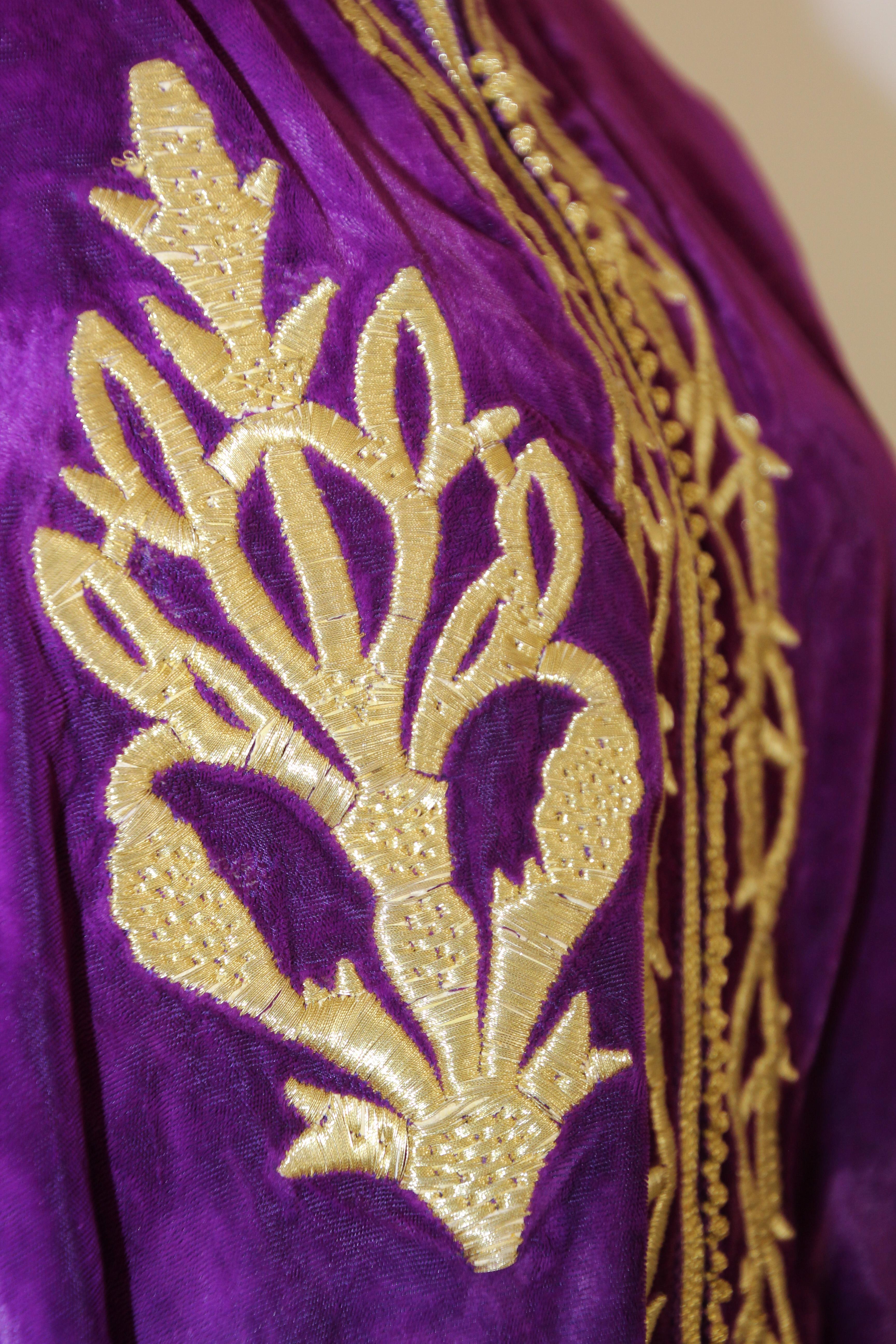 Moroccan Caftan Purple Velvet Embroidered with Gold Kaftan, circa 1970 In Good Condition For Sale In North Hollywood, CA