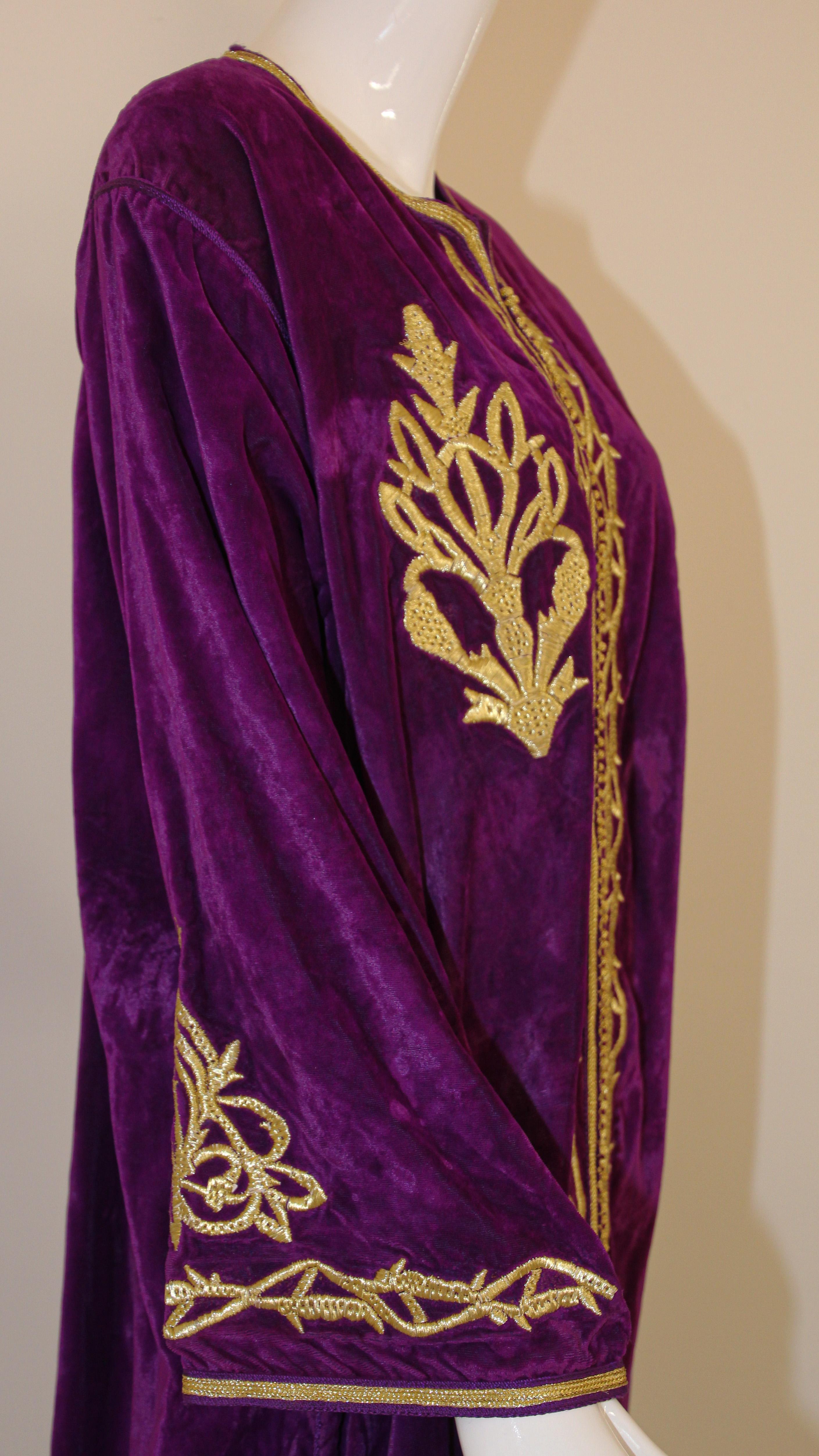 20th Century Moroccan Caftan Purple Velvet Embroidered with Gold Kaftan, circa 1970 For Sale