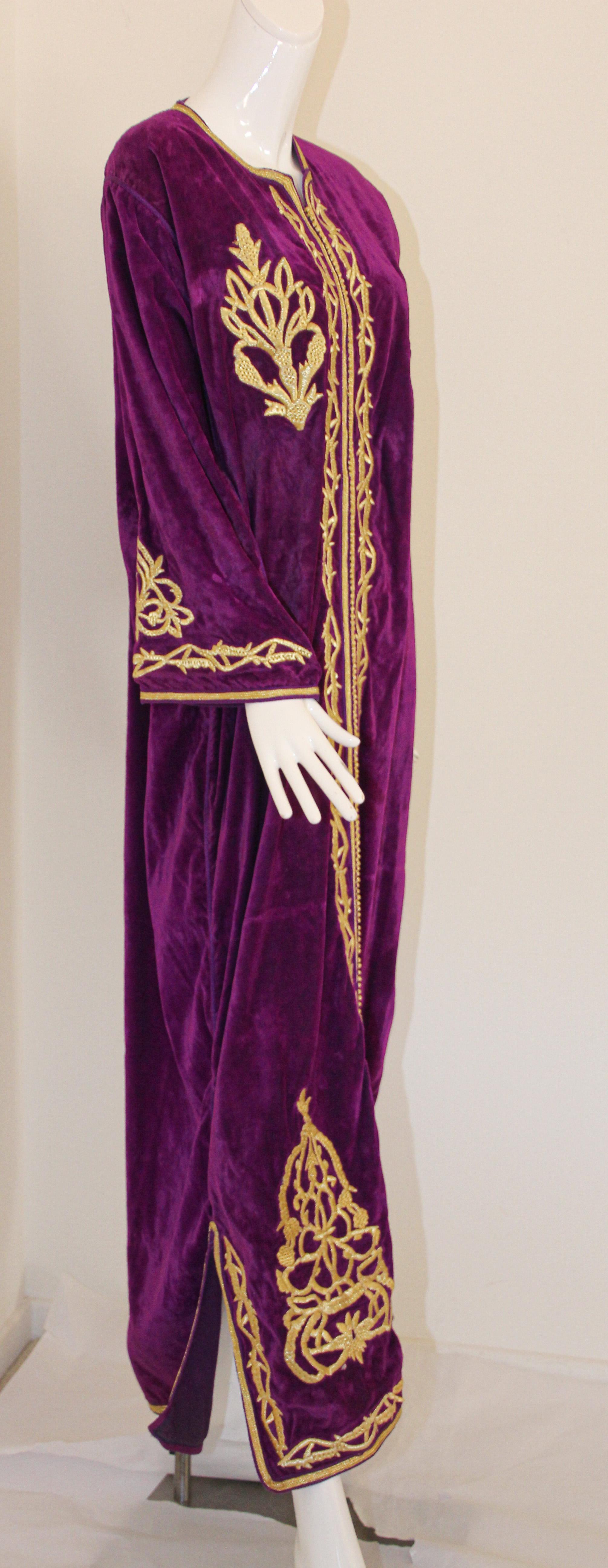 Moroccan Caftan Purple Velvet Embroidered with Gold Kaftan, circa 1970 For Sale 1