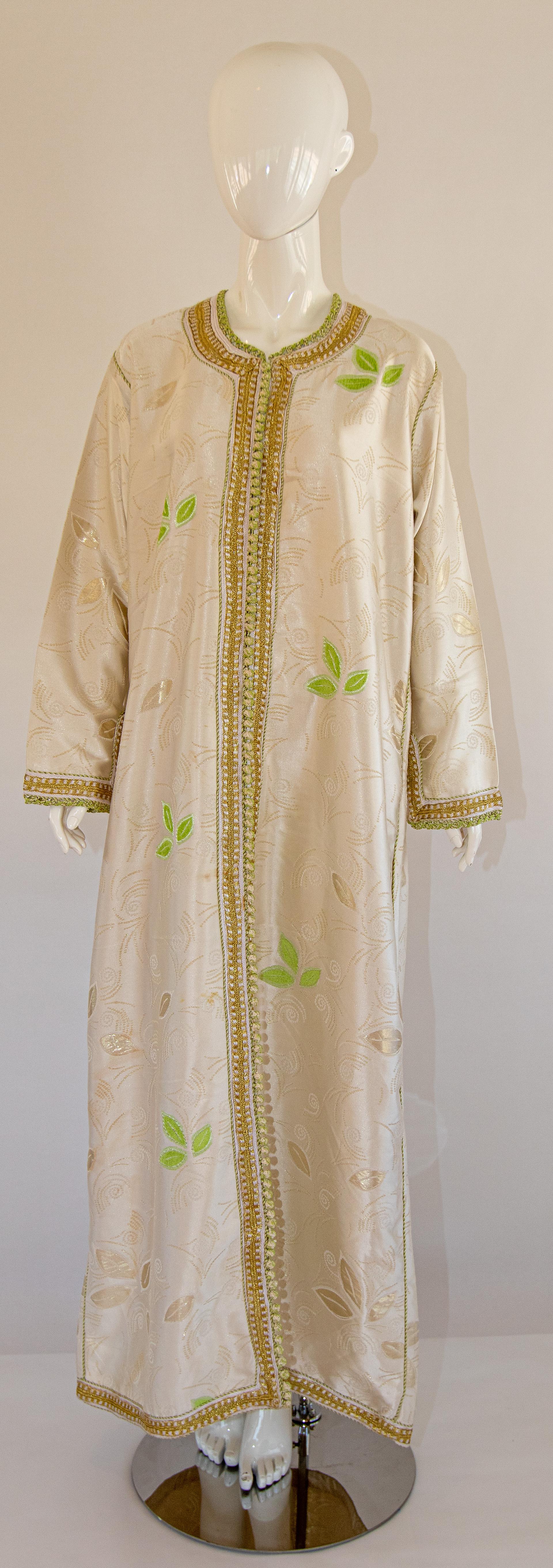 Eleganter marokkanischer Kaftan aus goldfarbenem Seidendamast, wunderschönes Vintage-Hostessen-Kleid.
Hellgrünes, florales Blattmuster auf Seidenkaftan, um 1970.
Exotisches, orientalisches, langes Maxi-Kaftankleid mit langen Ärmeln aus schimmerndem