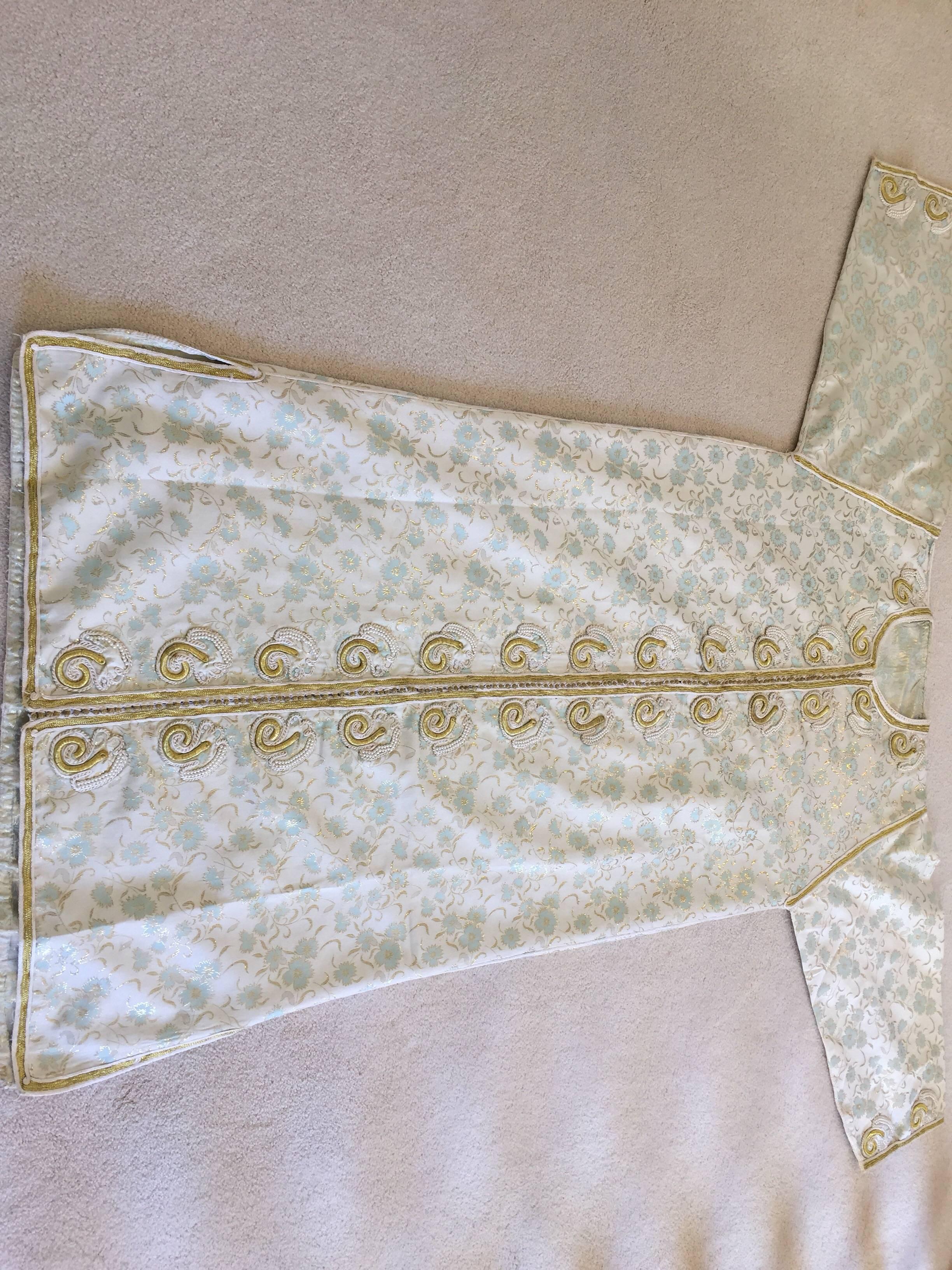 Moroccan Caftan, White Floral Brocade Kaftan Embroidered with Gold Threads For Sale 2