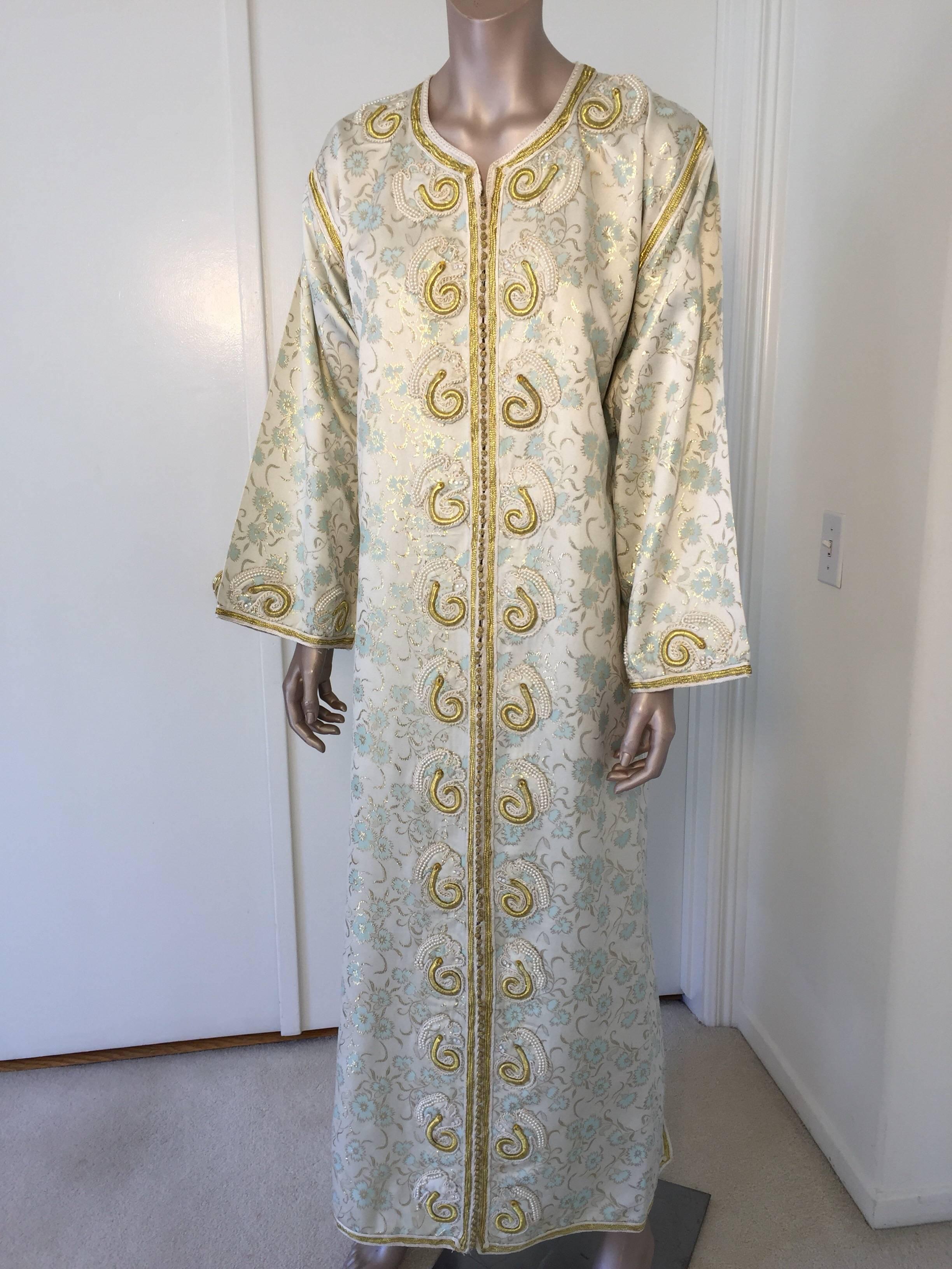 Caftan marocain, caftan à fleurs blanches brodé de fils d'or Bon état - En vente à North Hollywood, CA