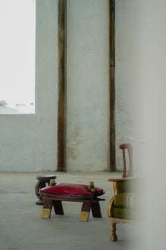 Marokkanischer Kamelsattel-Hocker, gebeiztes Holz, Messing und Leder, Nordafrika, 1980