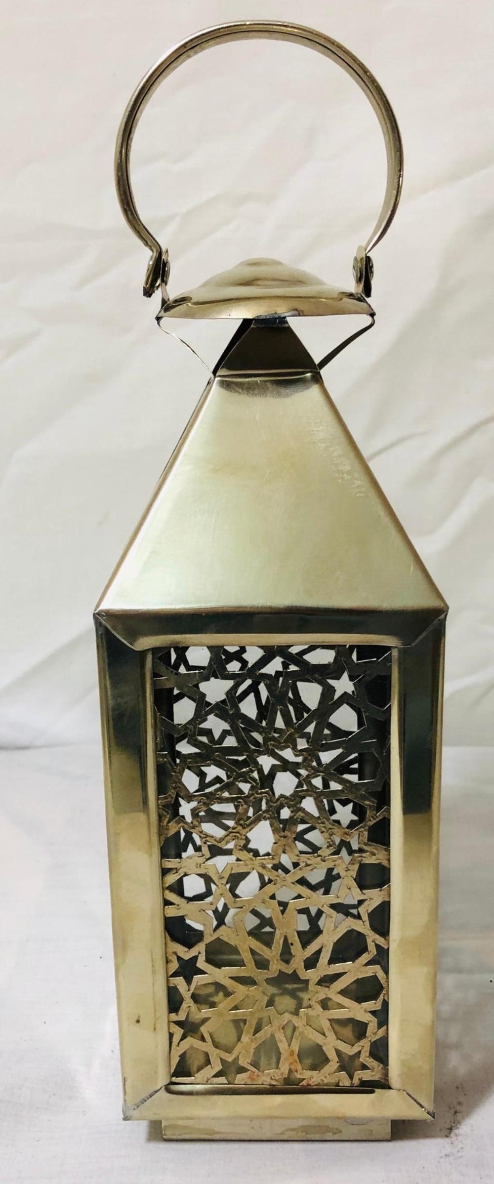 Ein Set aus drei Kerzenhaltern mit elegantem Arabeskenmuster, handgefertigt aus weißem Messing. Jeder Kerzenhalter oder jedes Windlicht hat eine Glastür, in die die Kerze gestellt werden kann. Dieses Set schafft eine sehr schicke und eklektische