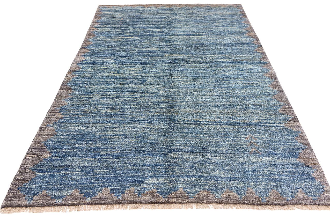 Moroccan Carpet Minimalist Design In Good Condition For Sale In Ferrara, IT