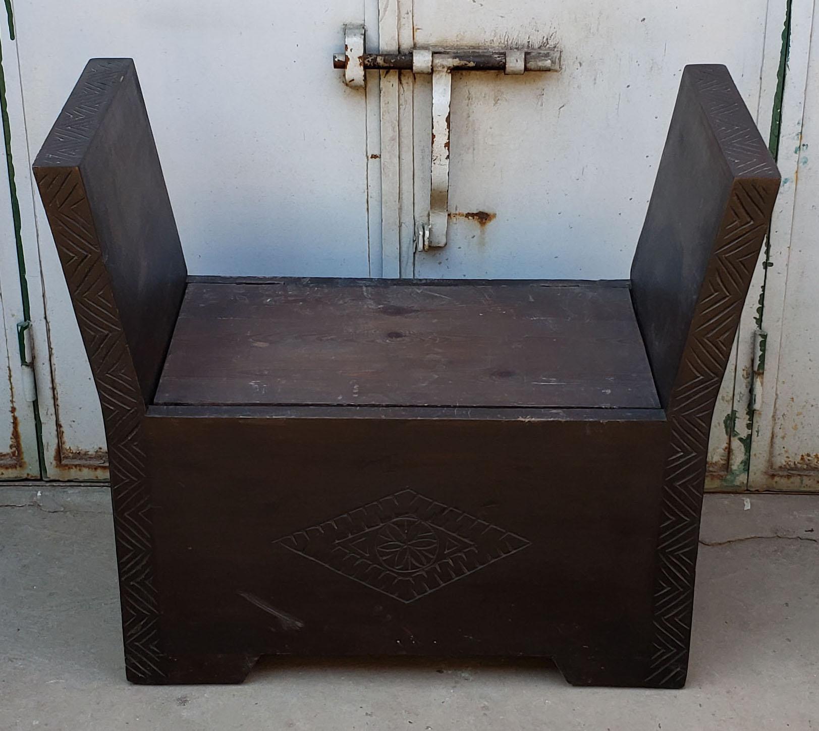 What an simple, yet attractive cedar wood bench from Morocco. Can also be used as a trunk to store loose items. This bench is approximately 31