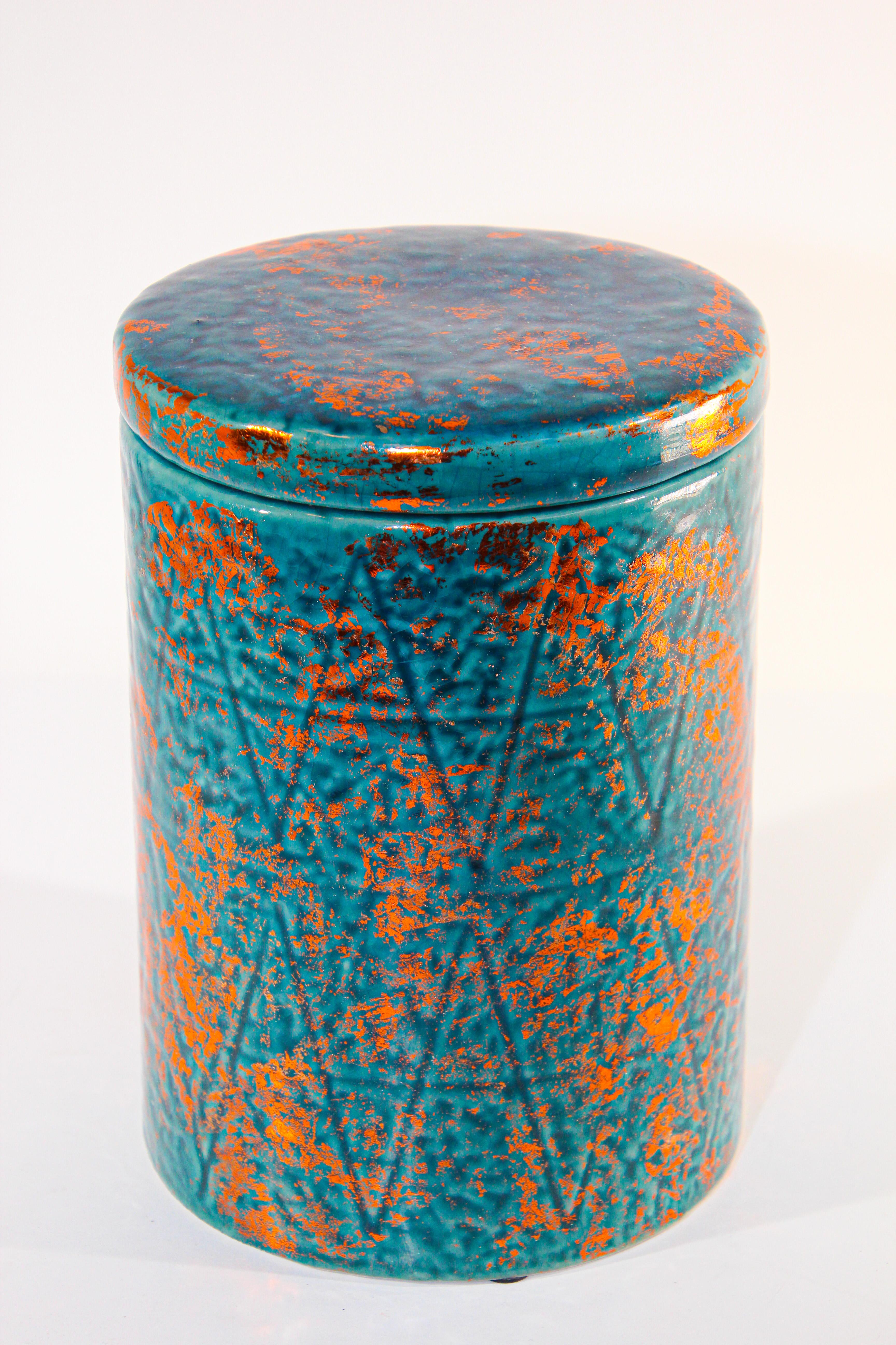 Bohème Urne marocaine en céramique bleue et cuivre avec couvercle en vente