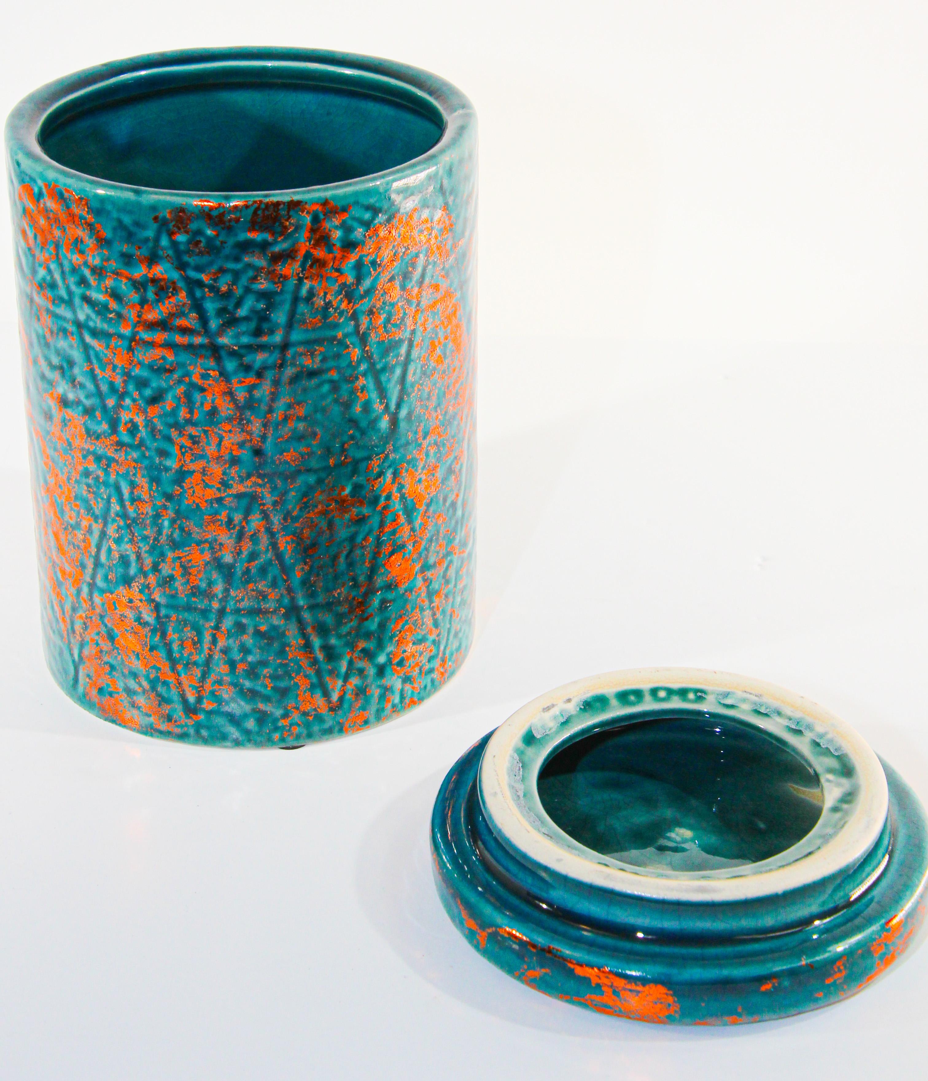 Urne marocaine en céramique bleue et cuivre avec couvercle Bon état - En vente à North Hollywood, CA