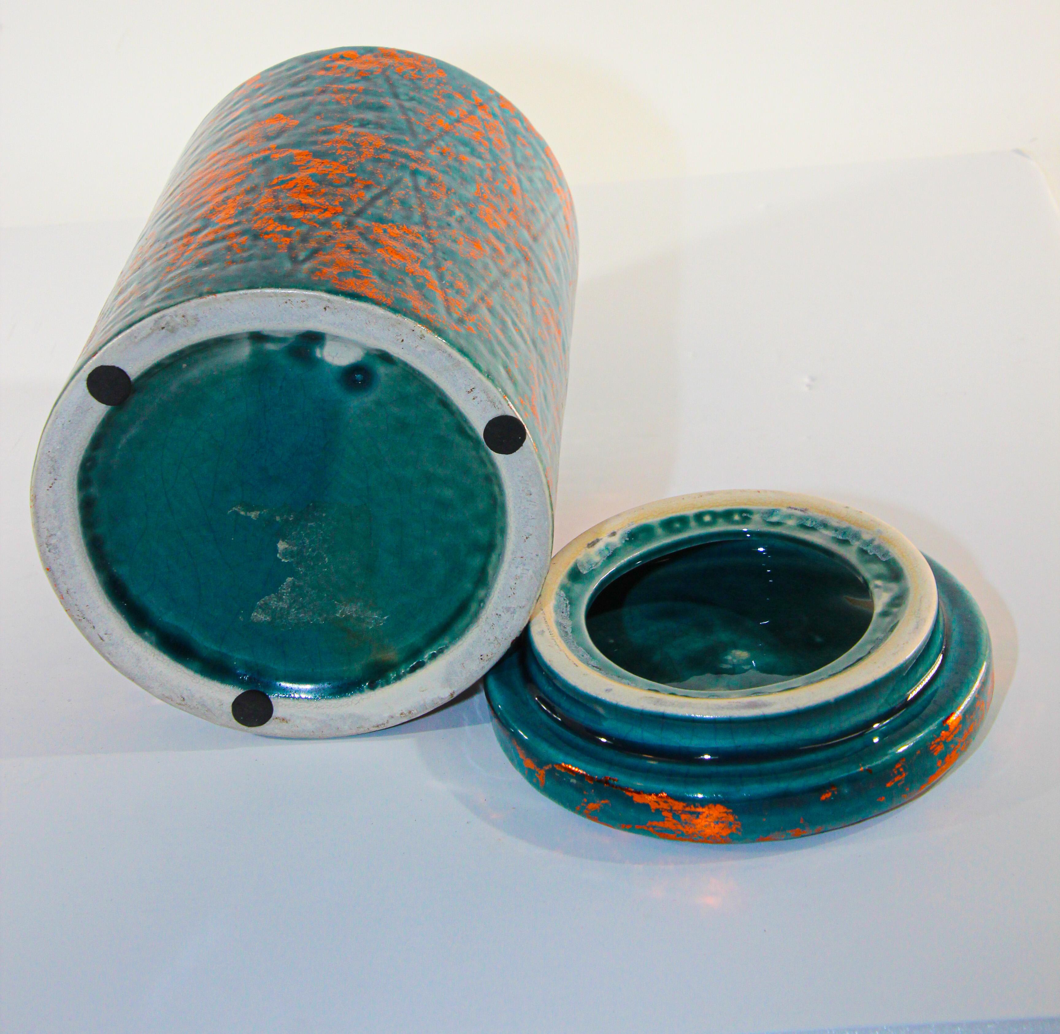 20ième siècle Urne marocaine en céramique bleue et cuivre avec couvercle en vente
