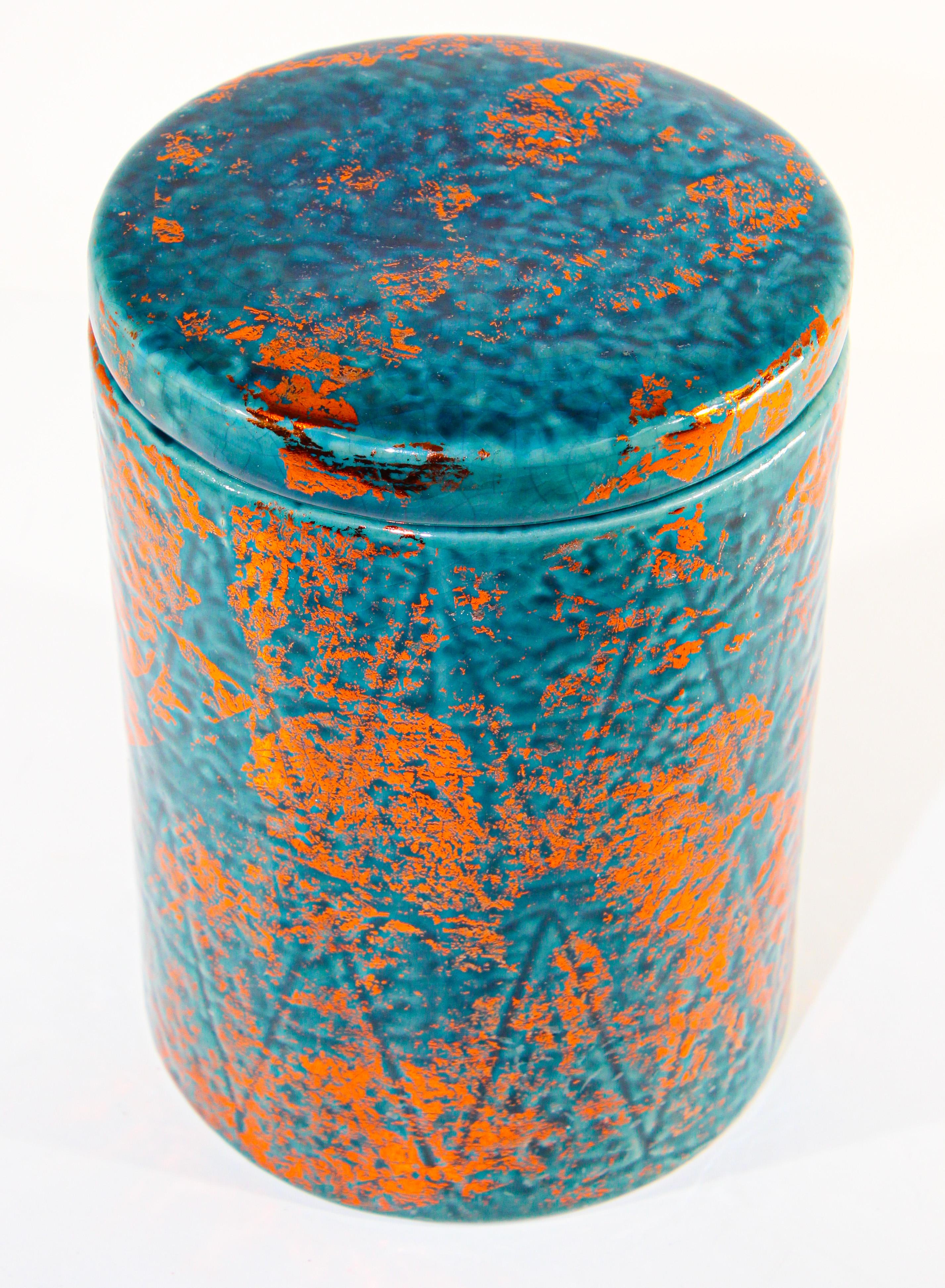 Urne marocaine en céramique bleue et cuivre avec couvercle en vente 2