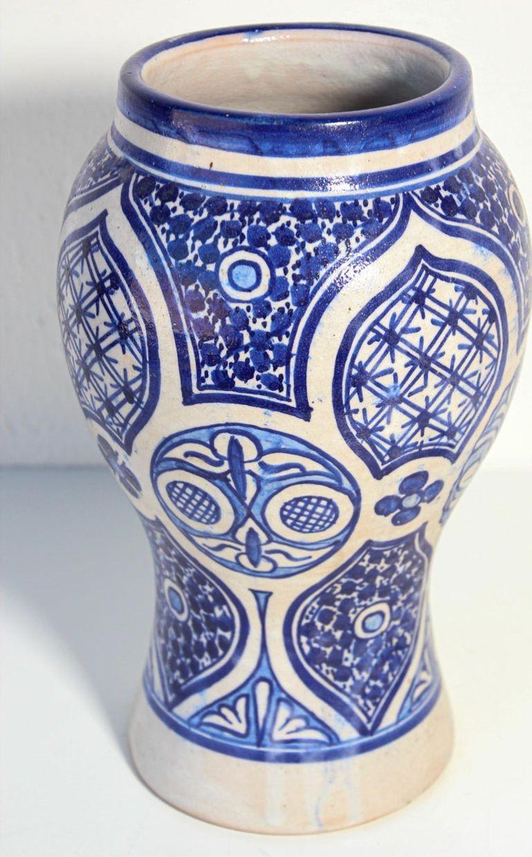 Jarra morisca marroquí de cerámica azul y blanca de Fez años 50 en venta 2