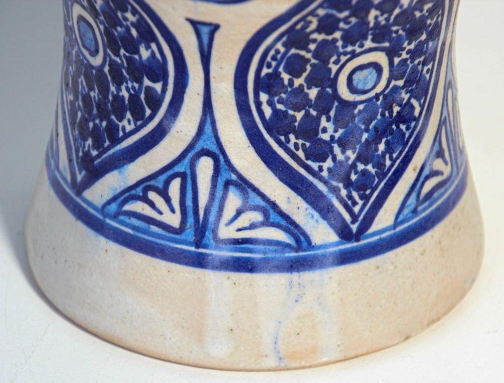 Jarra morisca marroquí de cerámica azul y blanca de Fez años 50 en venta 3