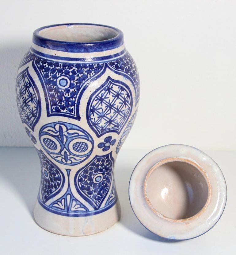 Jarra morisca marroquí de cerámica azul y blanca de Fez años 50 en venta 4