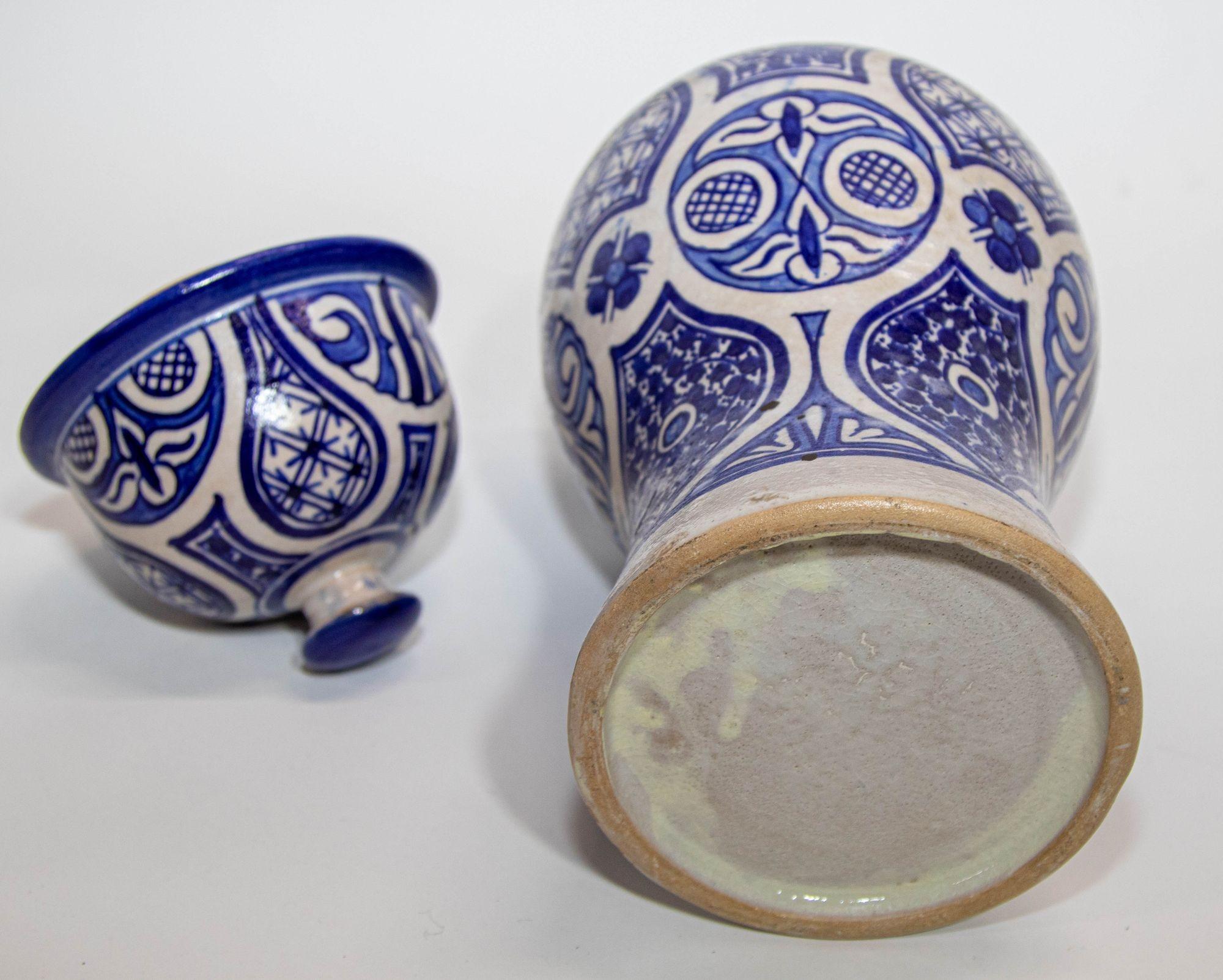 Jarra morisca marroquí de cerámica azul y blanca de Fez años 50 en venta 5
