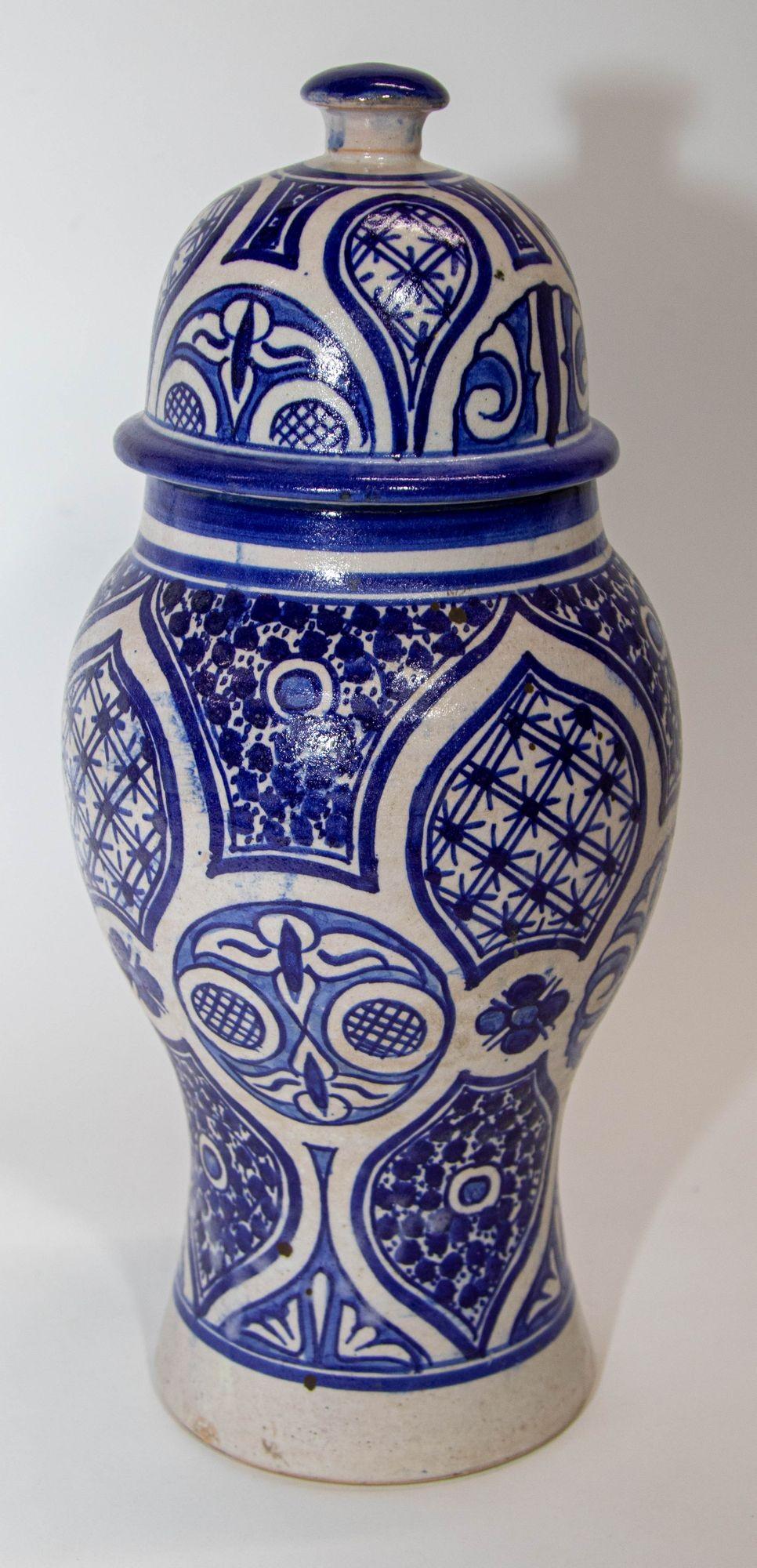 Jarra decorativa vintage marroquí de cerámica esmaltada con tapa procedente de Fez.
Urna de cerámica de estilo morisco hecha y pintada a mano con un estilizado diseño floral.
Pintada a mano en color azul real y marfil con diseño morisco.
Tamaño: 16