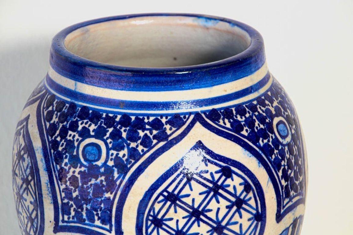 Jarra morisca marroquí de cerámica azul y blanca de Fez años 50 Cerámico en venta