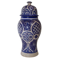 Marokkanisches keramisches blau-weißes maurisches JAR aus Fez 1950er Jahre