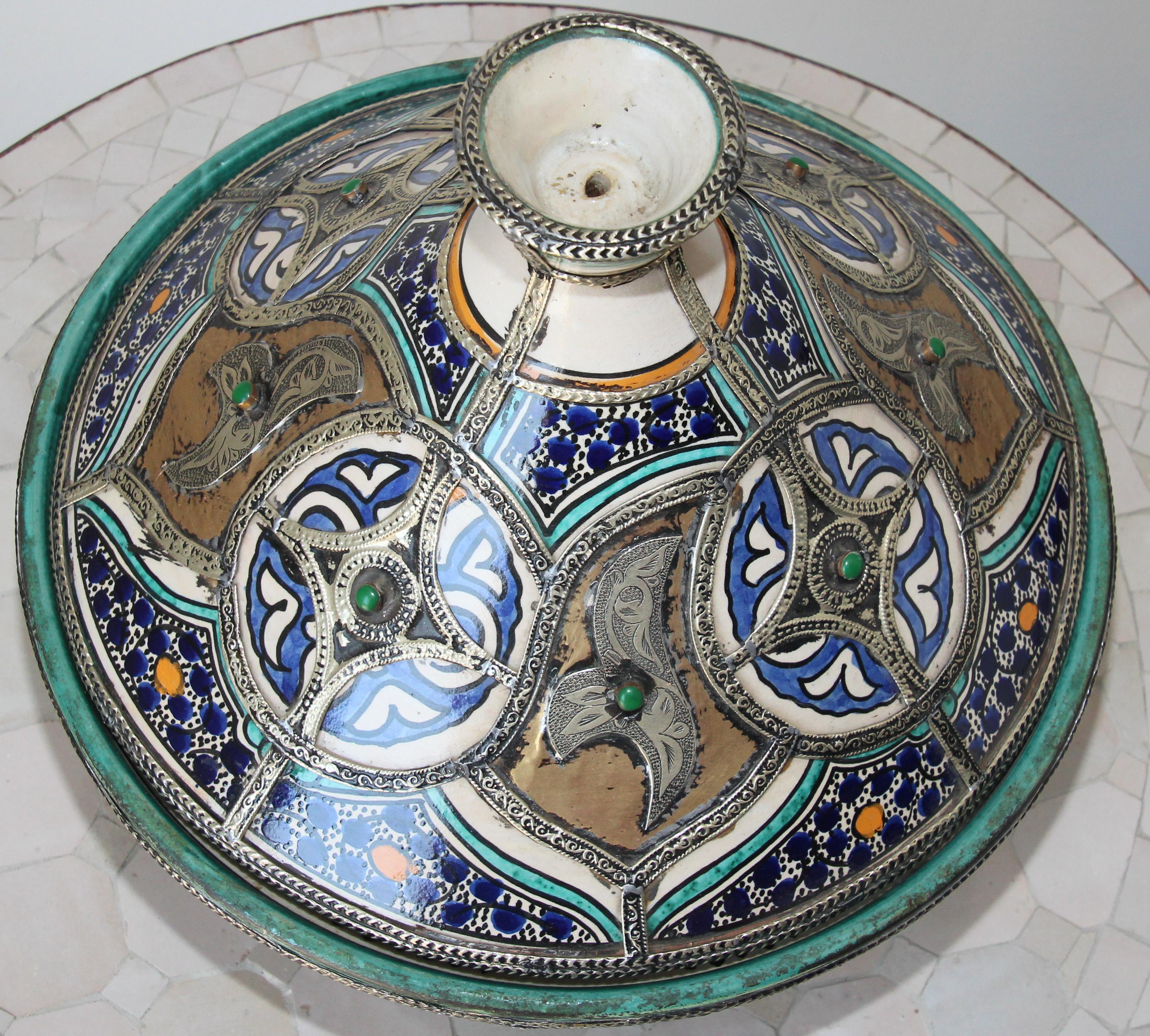 Marocain Bol en céramique marocaine avec couvercle Tajine de Fez Polychrome en vente