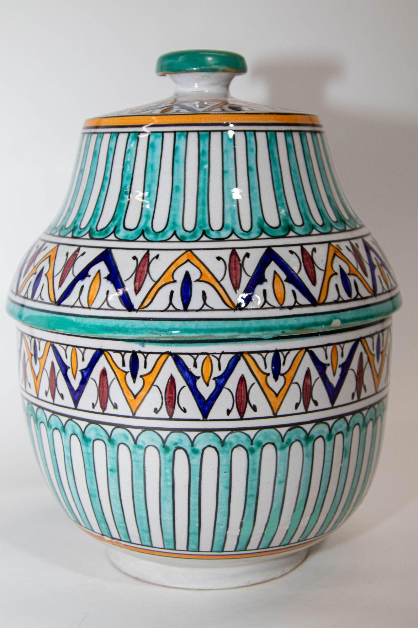 Sopera vintage marroquí de cerámica policromada vidriada con tapa.
Jubbana de cerámica pintada a mano, fabricada por hábiles artesanos marroquíes en Fez, Marruecos.
Diseños moriscos en colores turquesa, azul cobalto, verde azulado, amarillo azafrán,