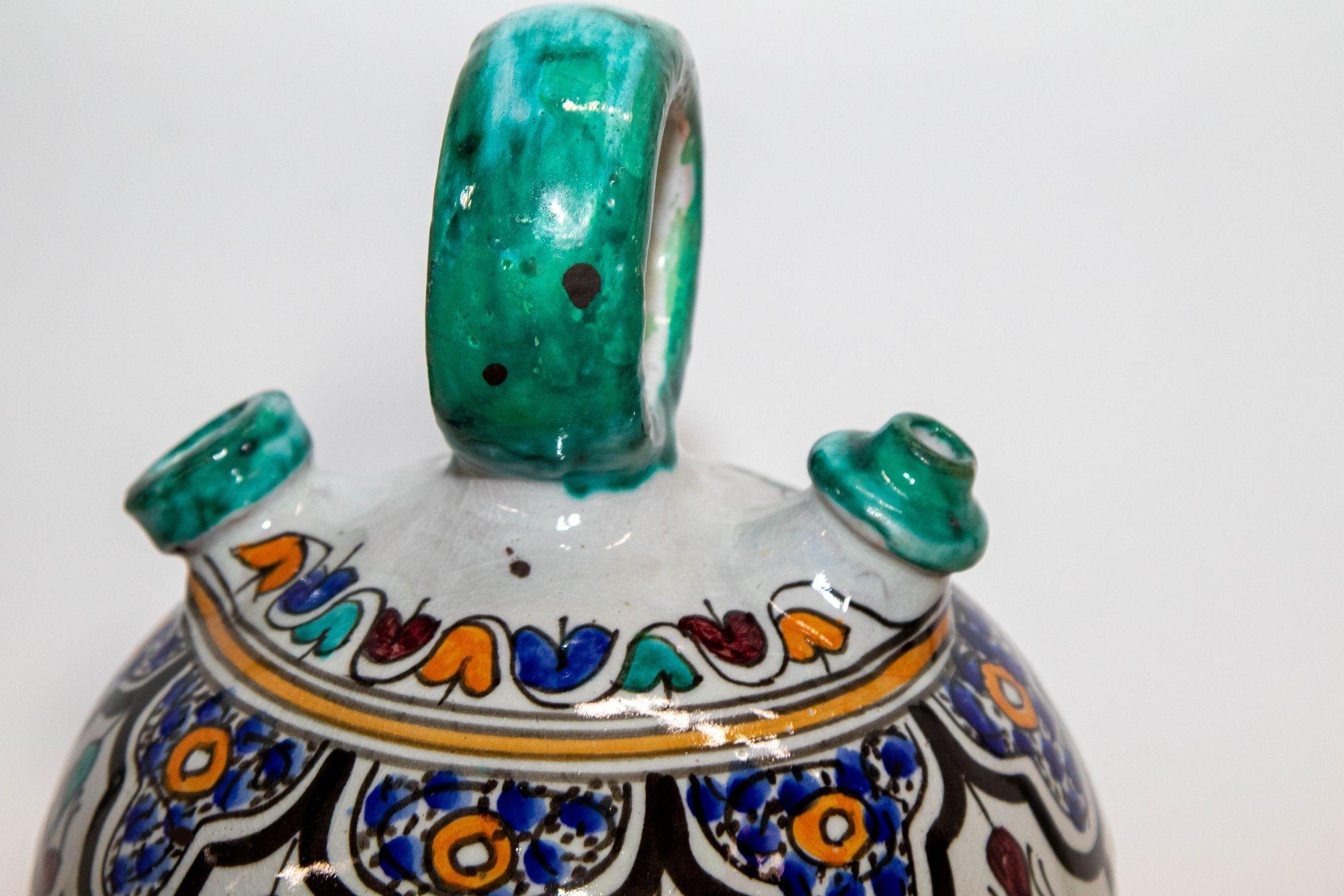 Pichet à eau émaillé marocain fabriqué à la main à Fez, au Maroc en vente 1
