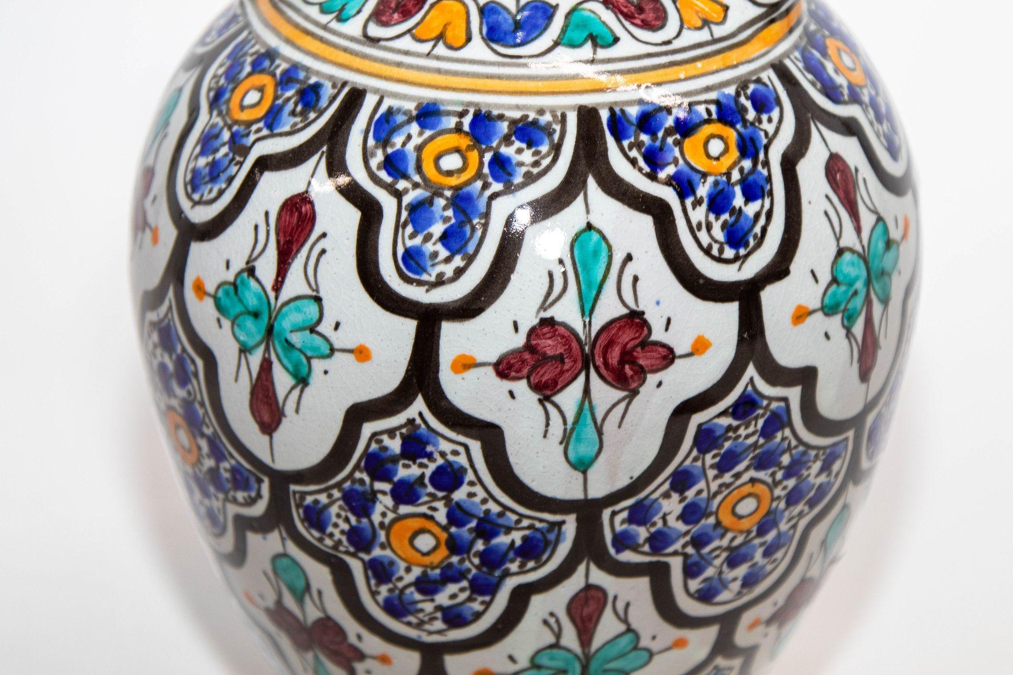 Pichet à eau émaillé marocain fabriqué à la main à Fez, au Maroc en vente 2
