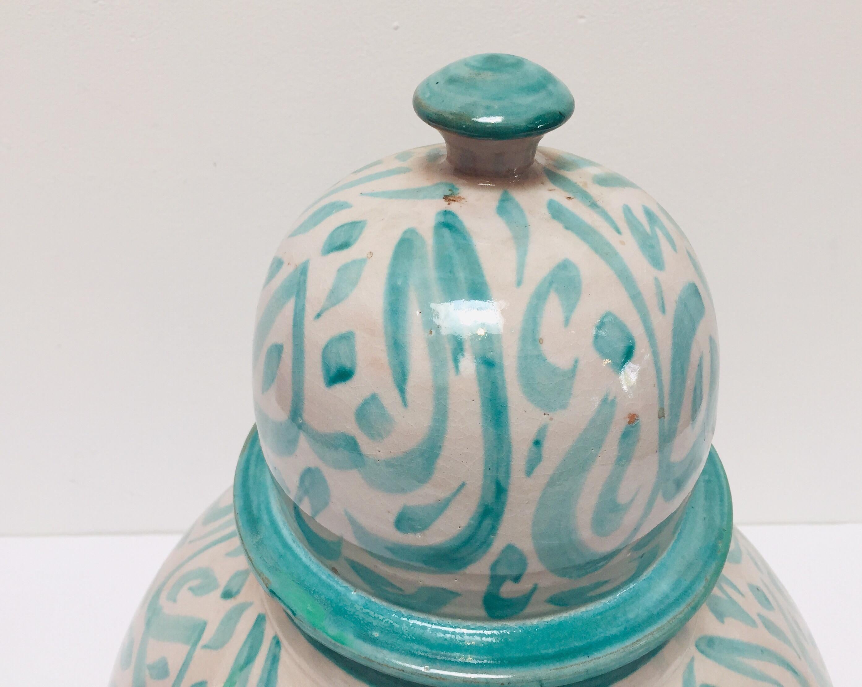 Moroccan Ceramic Lidded Urn from Fez with Arabic Calligraphy Lettrism Writing In Good Condition In North Hollywood, CA