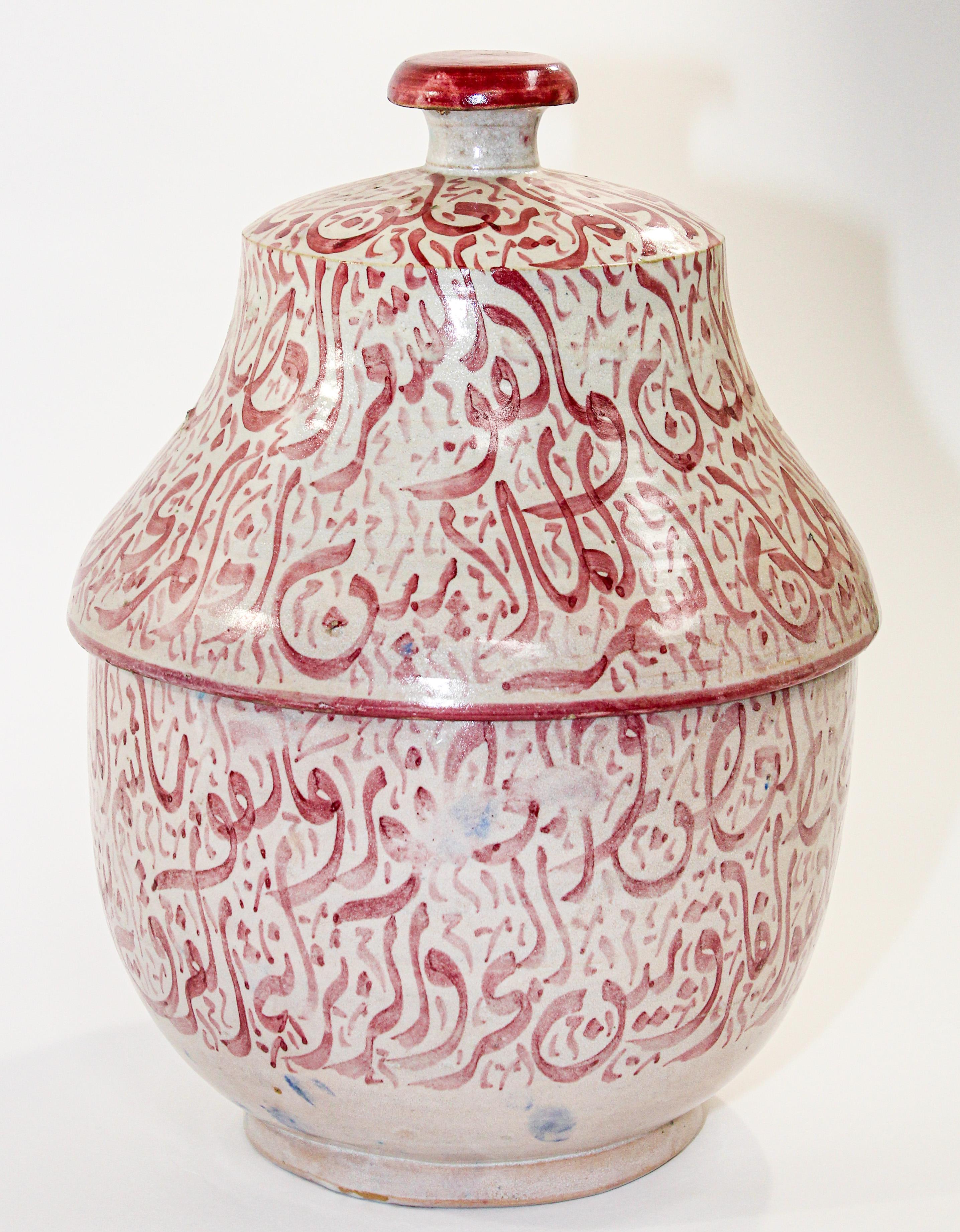 Moroccan Ceramic Lidded Urn from Fez with Arabic Calligraphy Pink Writing For Sale 4