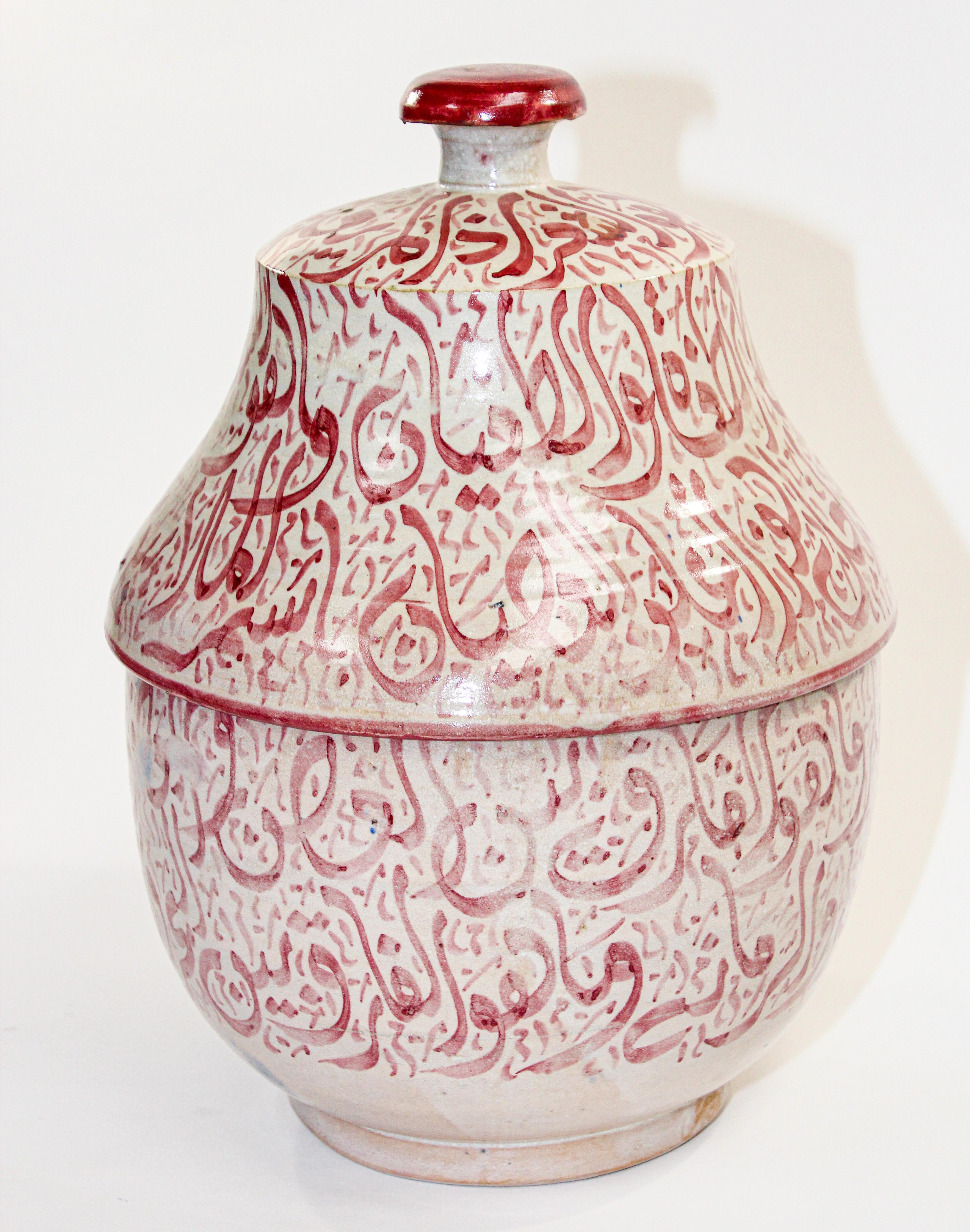 Moroccan Ceramic Lidded Urn from Fez with Arabic Calligraphy Pink Writing For Sale 5