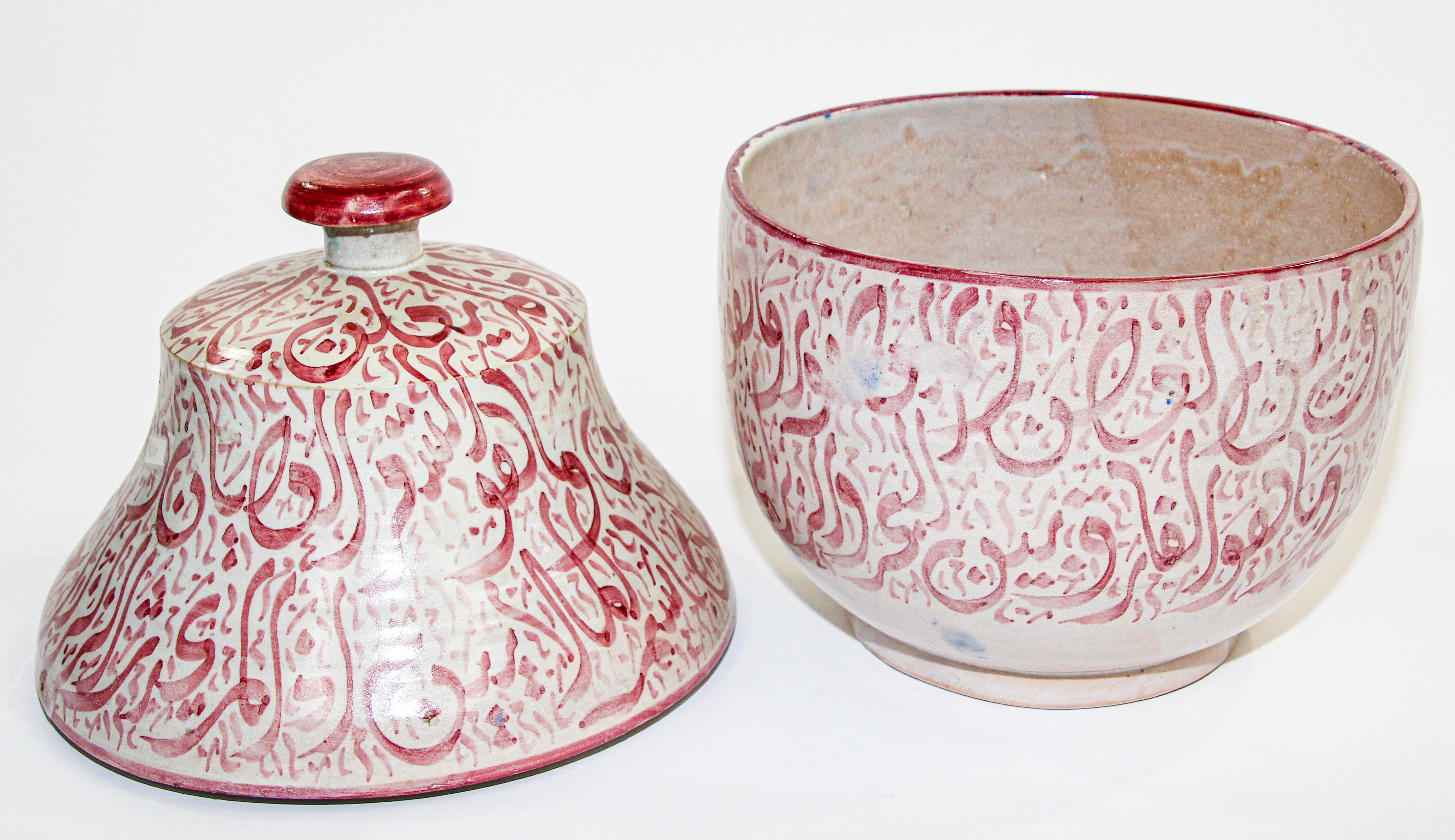 Urne à couvercle marocaine de Fez avec calligraphie arabe rose en vente 1