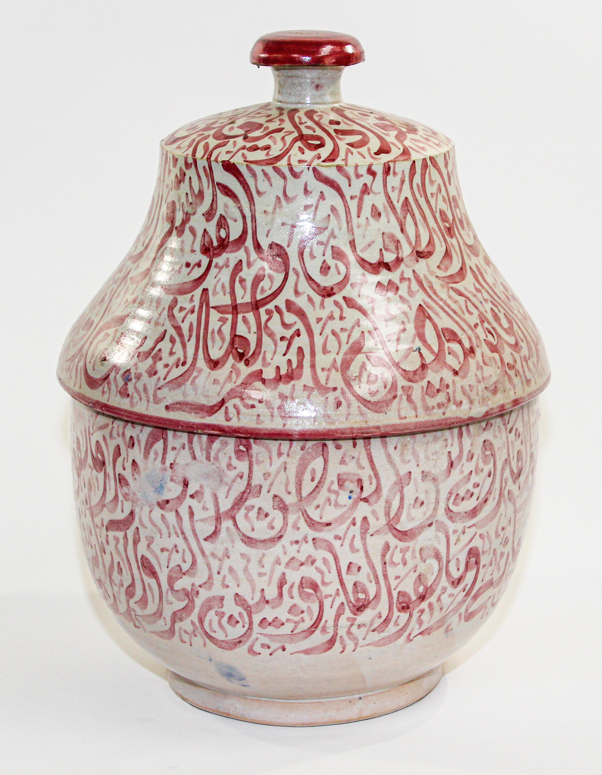 Hand-Crafted Moroccan Ceramic Lidded Urn from Fez with Arabic Calligraphy Pink Writing For Sale