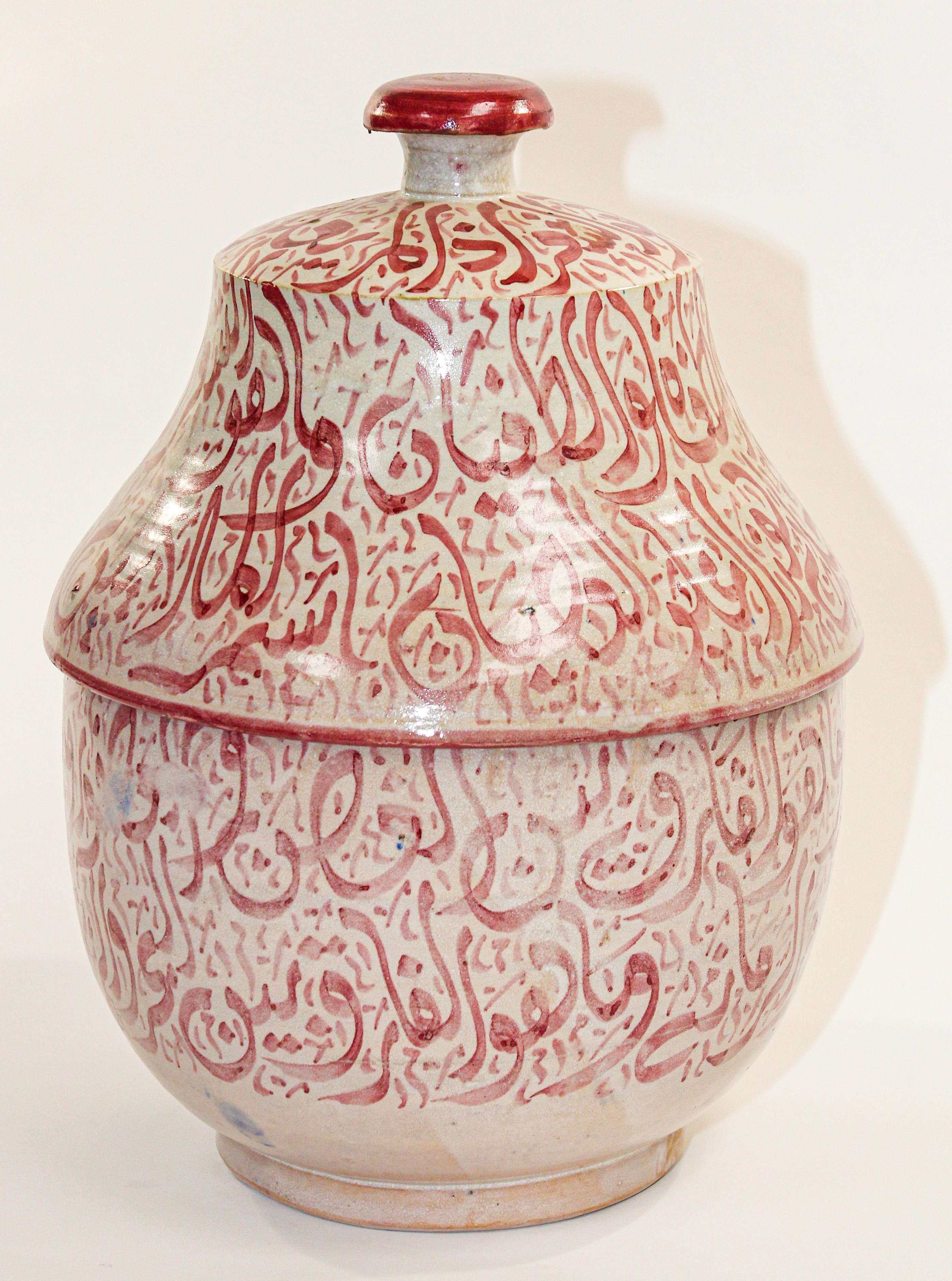 Moroccan Ceramic Lidded Urn from Fez with Arabic Calligraphy Pink Writing In Good Condition For Sale In North Hollywood, CA