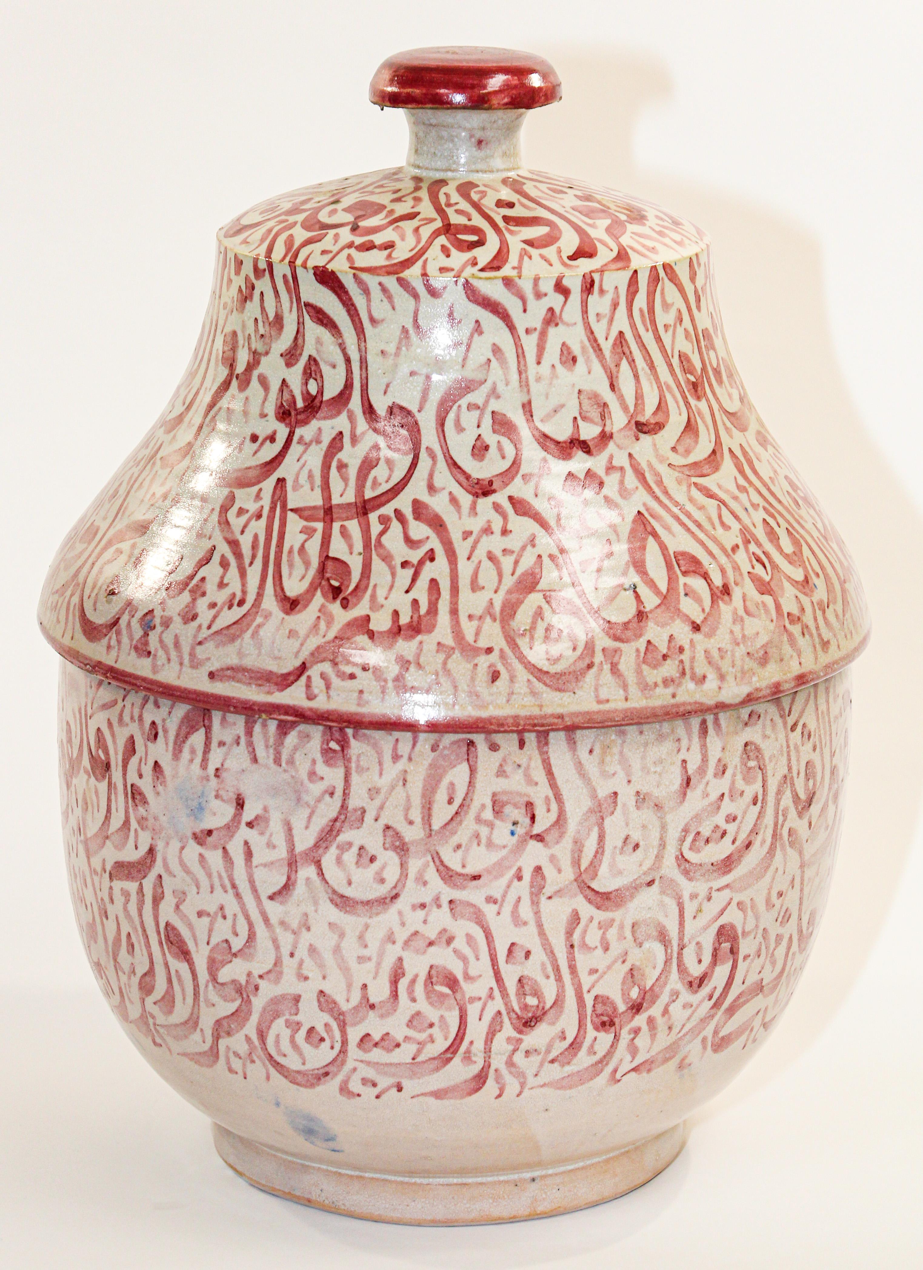20th Century Moroccan Ceramic Lidded Urn from Fez with Arabic Calligraphy Pink Writing For Sale
