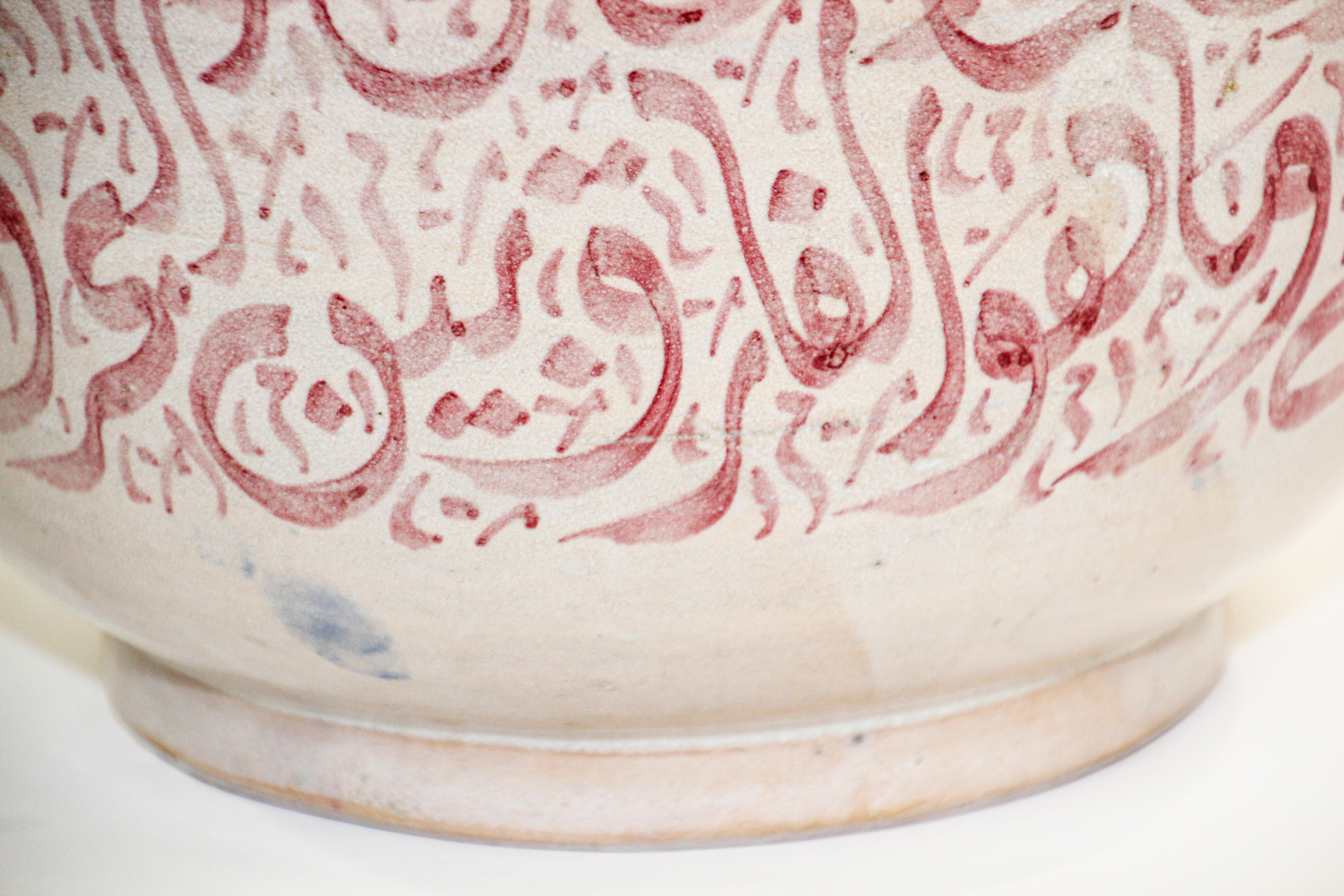 Urna con coperchio in ceramica marocchina di Fez con scrittura araba calligrafica rosa In condizioni buone in vendita a North Hollywood, CA