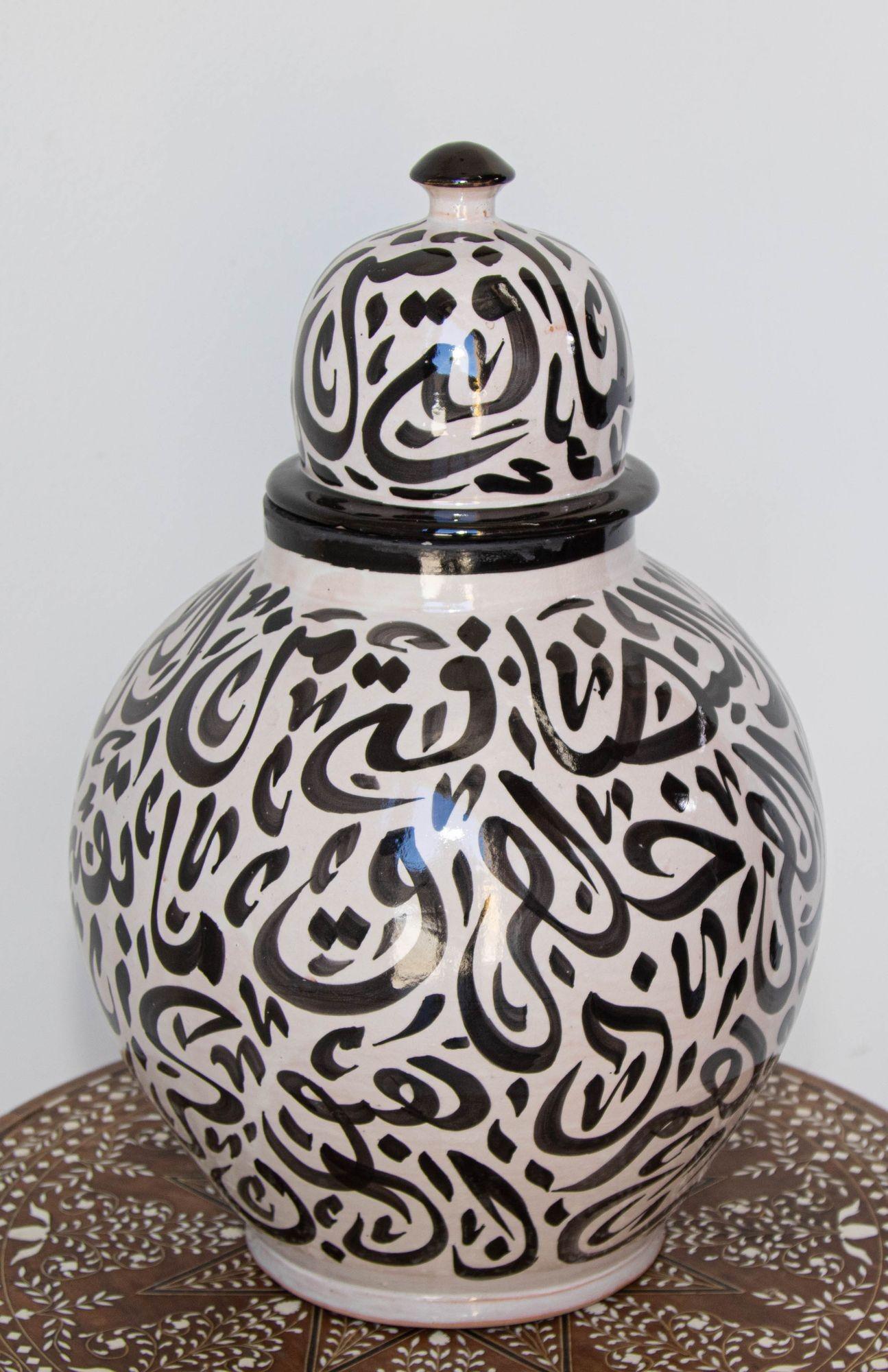 Grande urne marocaine en céramique émaillée bleu royal avec couvercle, provenant de Fès.
Céramique vintage de style mauresque fabriquée et peinte à la main avec une écriture en calligraphie arabe.
Ce type d'écriture artistique aux allures