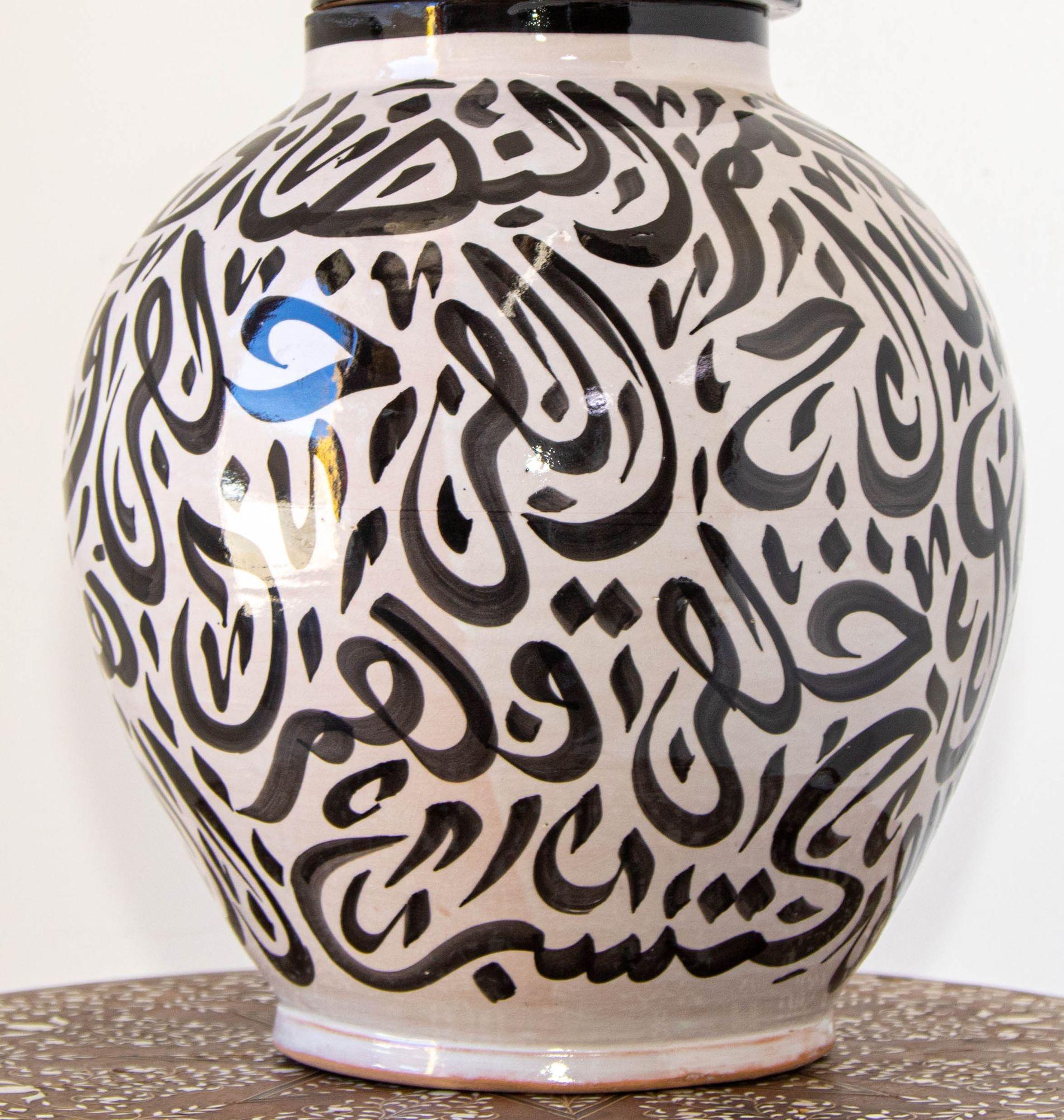 Mauresque Urne à couvercle en céramique marocaine avec calligraphie arabe et écriture noire, Fez en vente